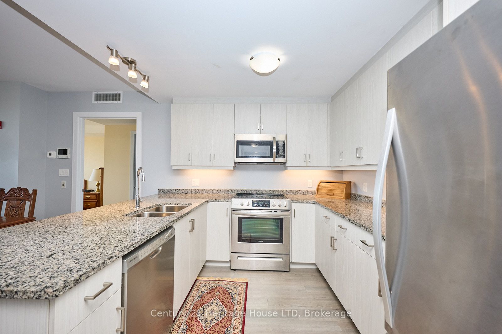 300g Fourth Avenue 304 Property Photo 3