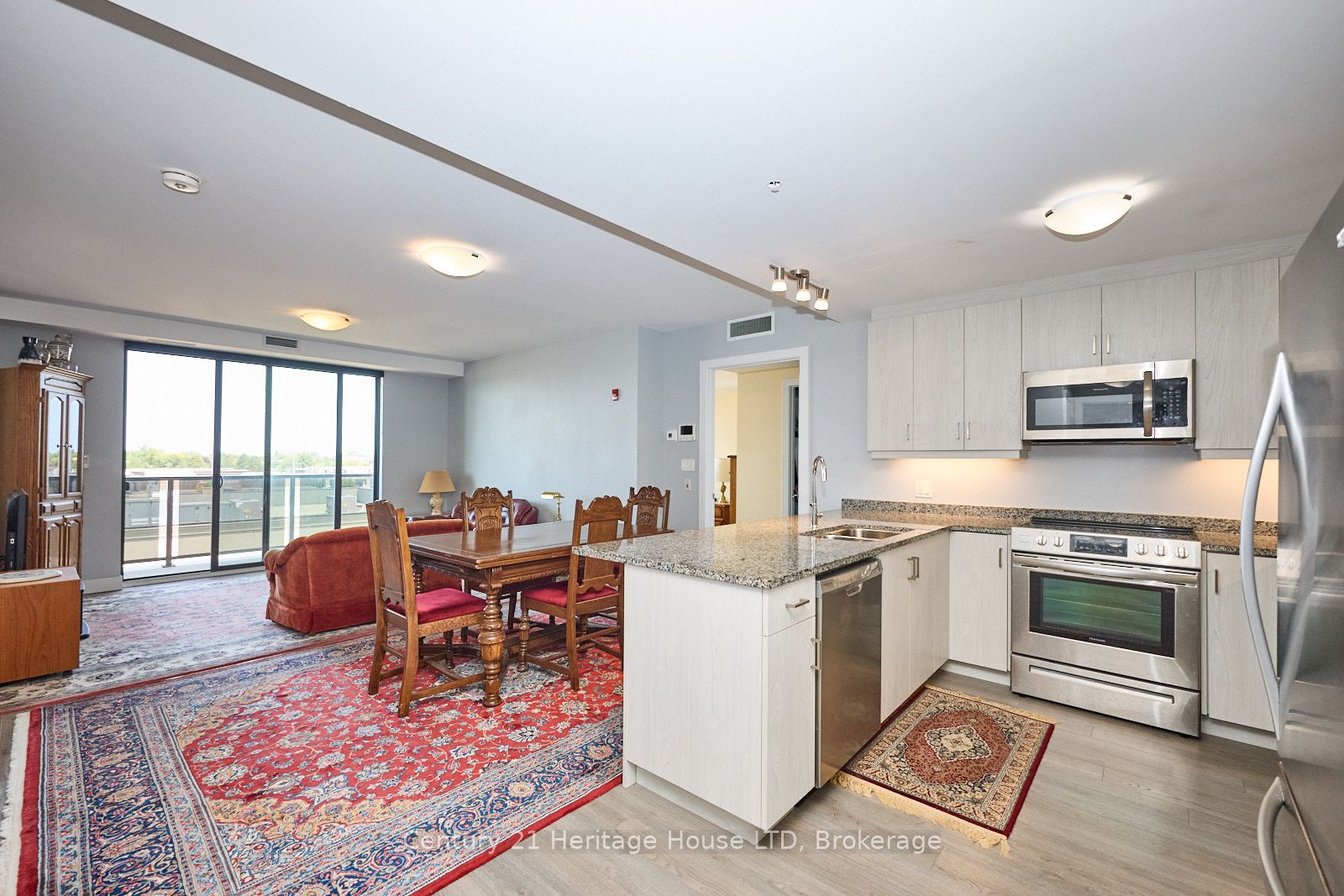 300g Fourth Avenue 304 Property Photo 4