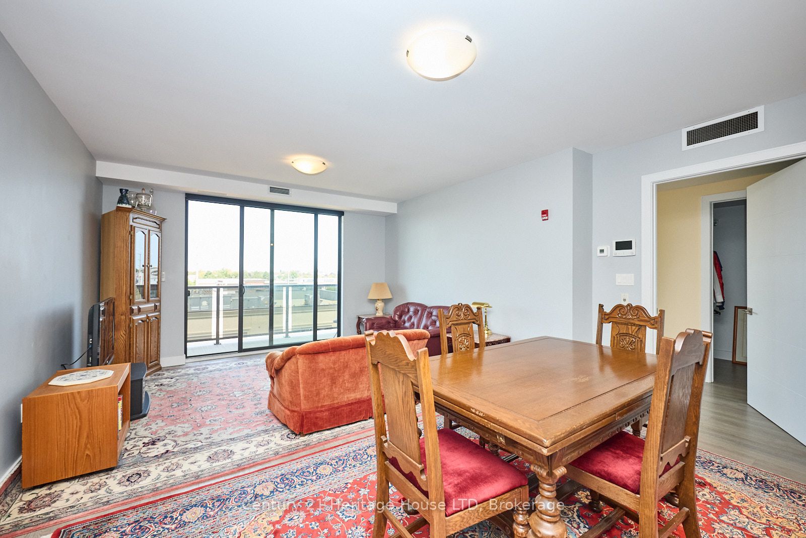 300g Fourth Avenue 304 Property Photo 5