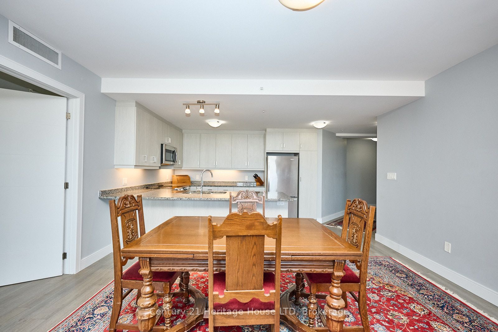 300g Fourth Avenue 304 Property Photo 6