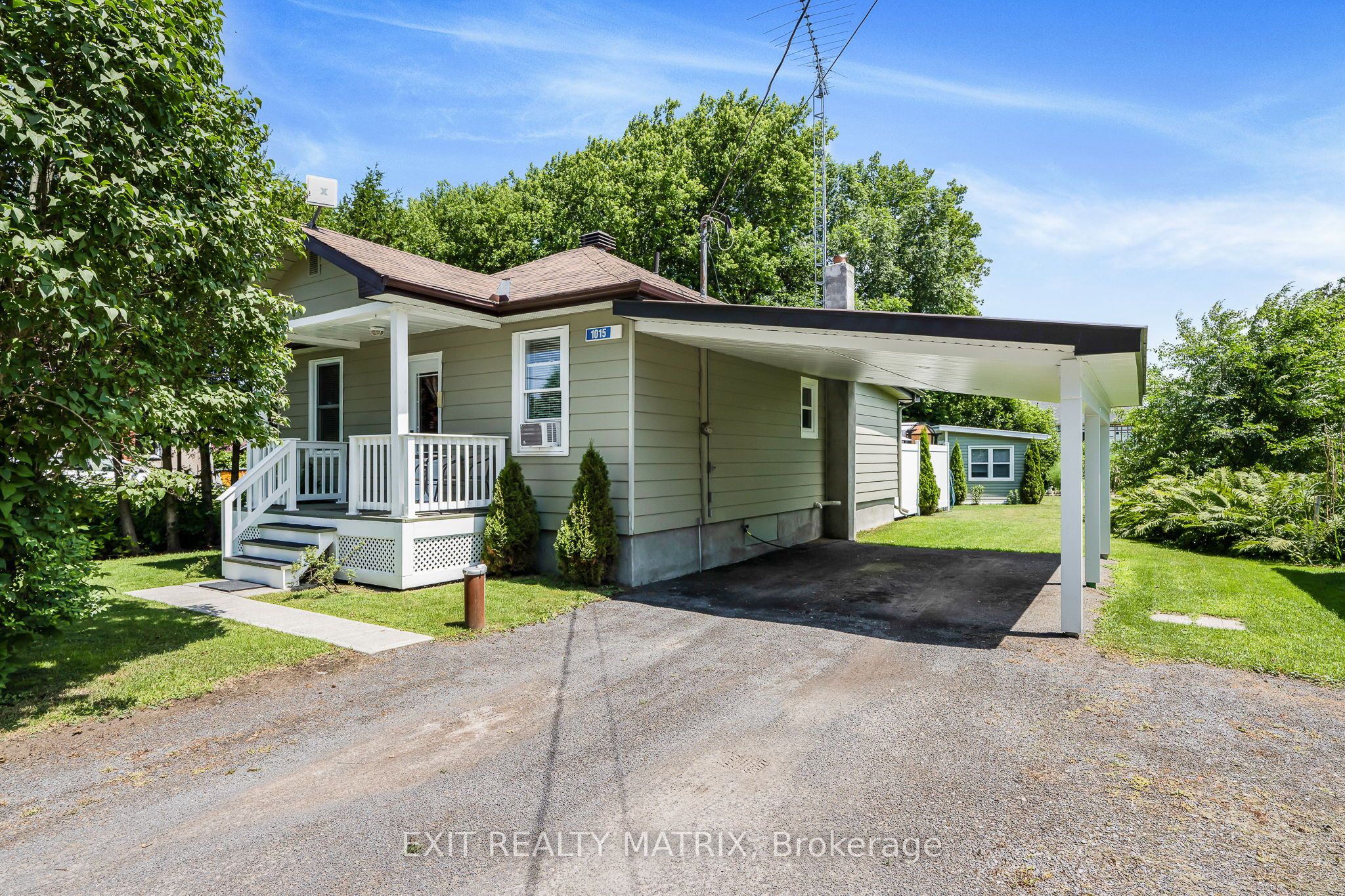 1015 Des Cedres Street