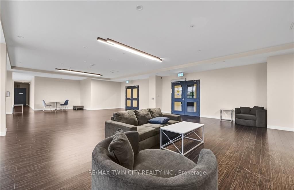 128 King Street 807 Property Photo 3