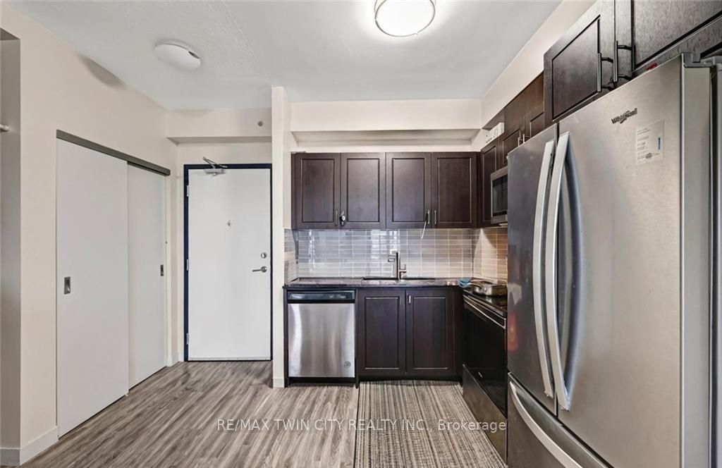 128 King Street 807 Property Photo 8