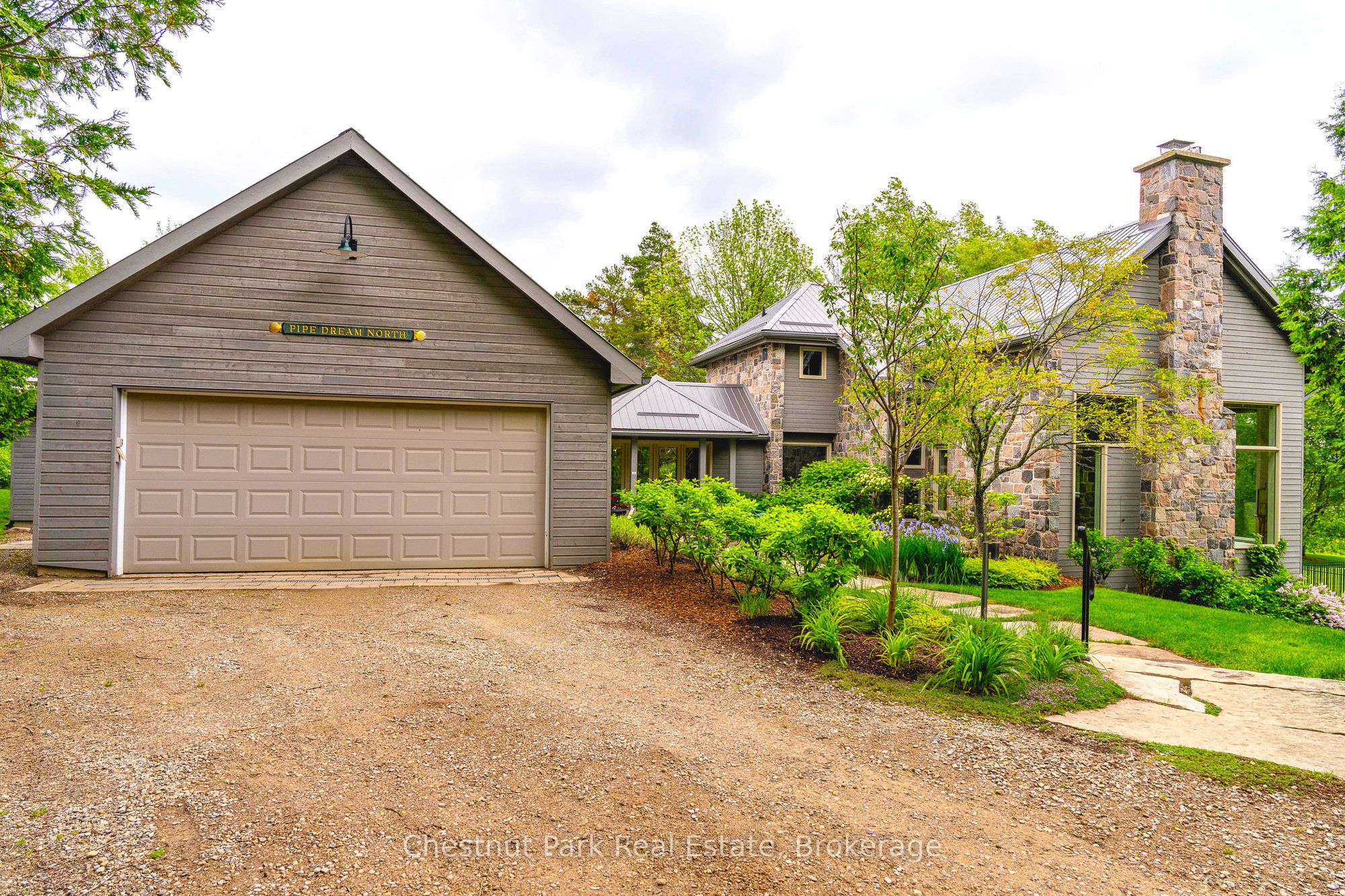 798251 3rd Line Property Photo 1