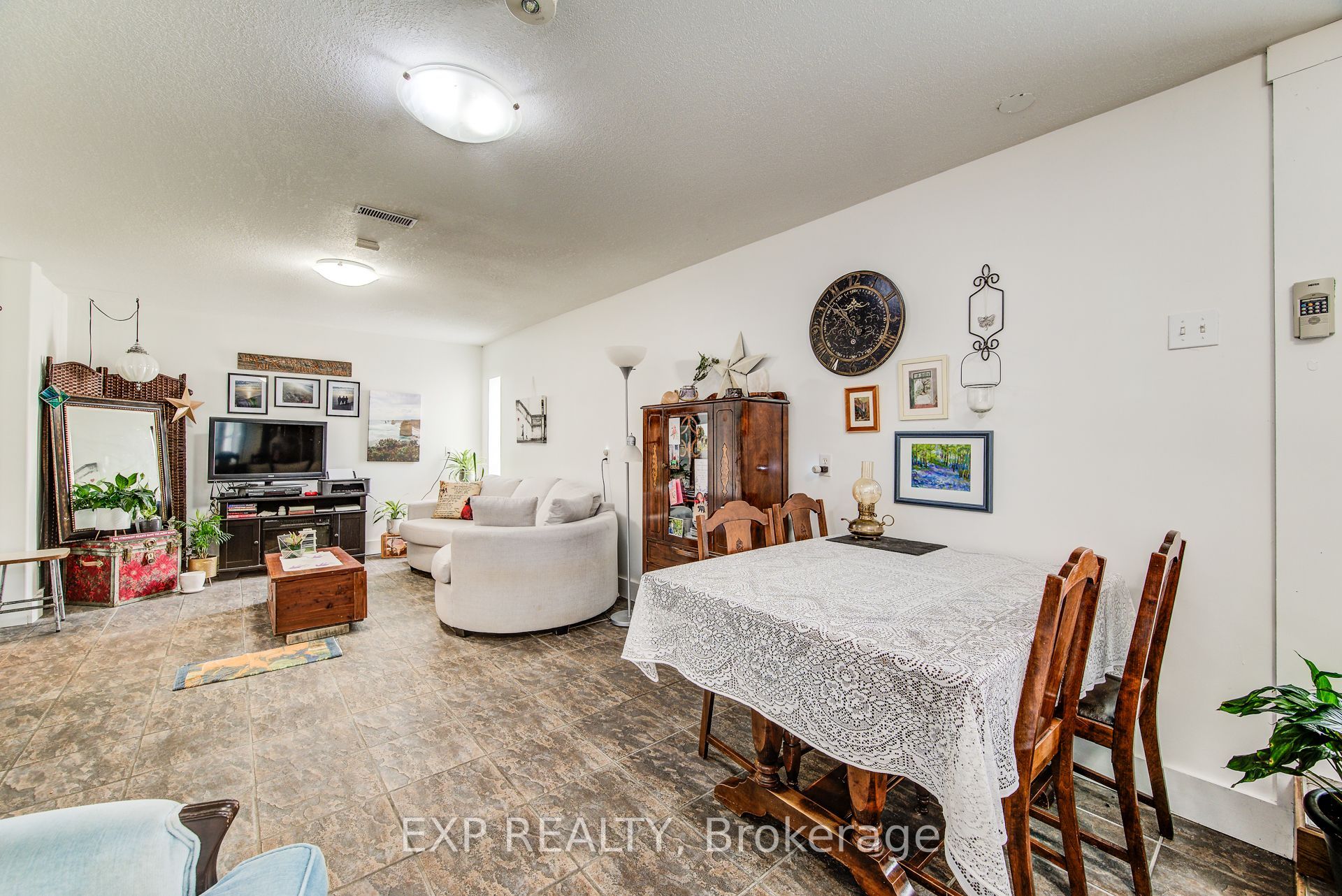 1023 Maple Leaf Street Property Photo 8