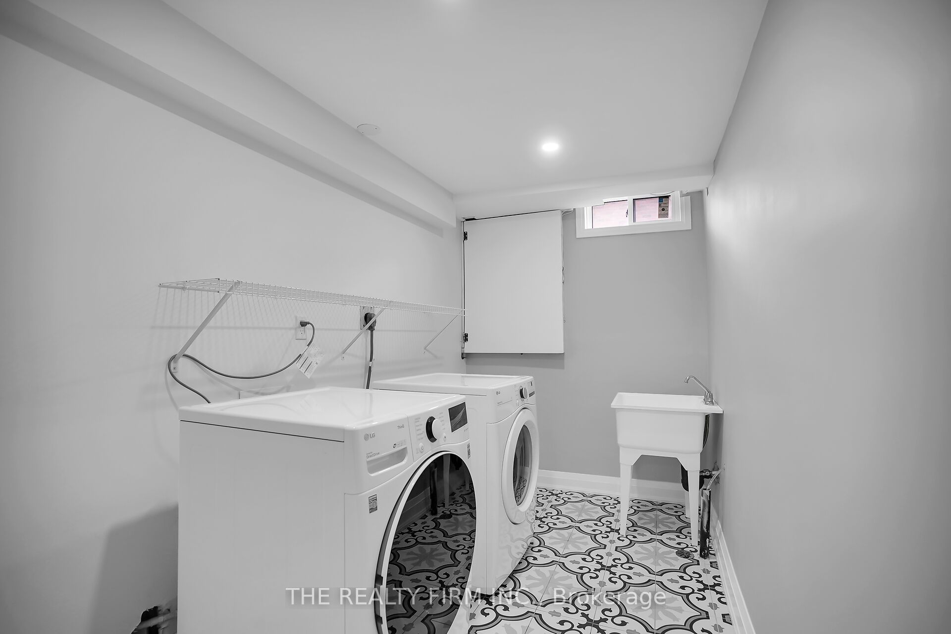 270 Highview Crescent Property Photo 32