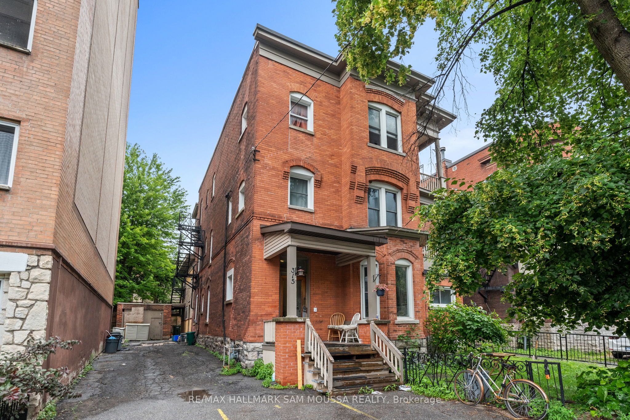 315 Waverley Street W Property Photo 1