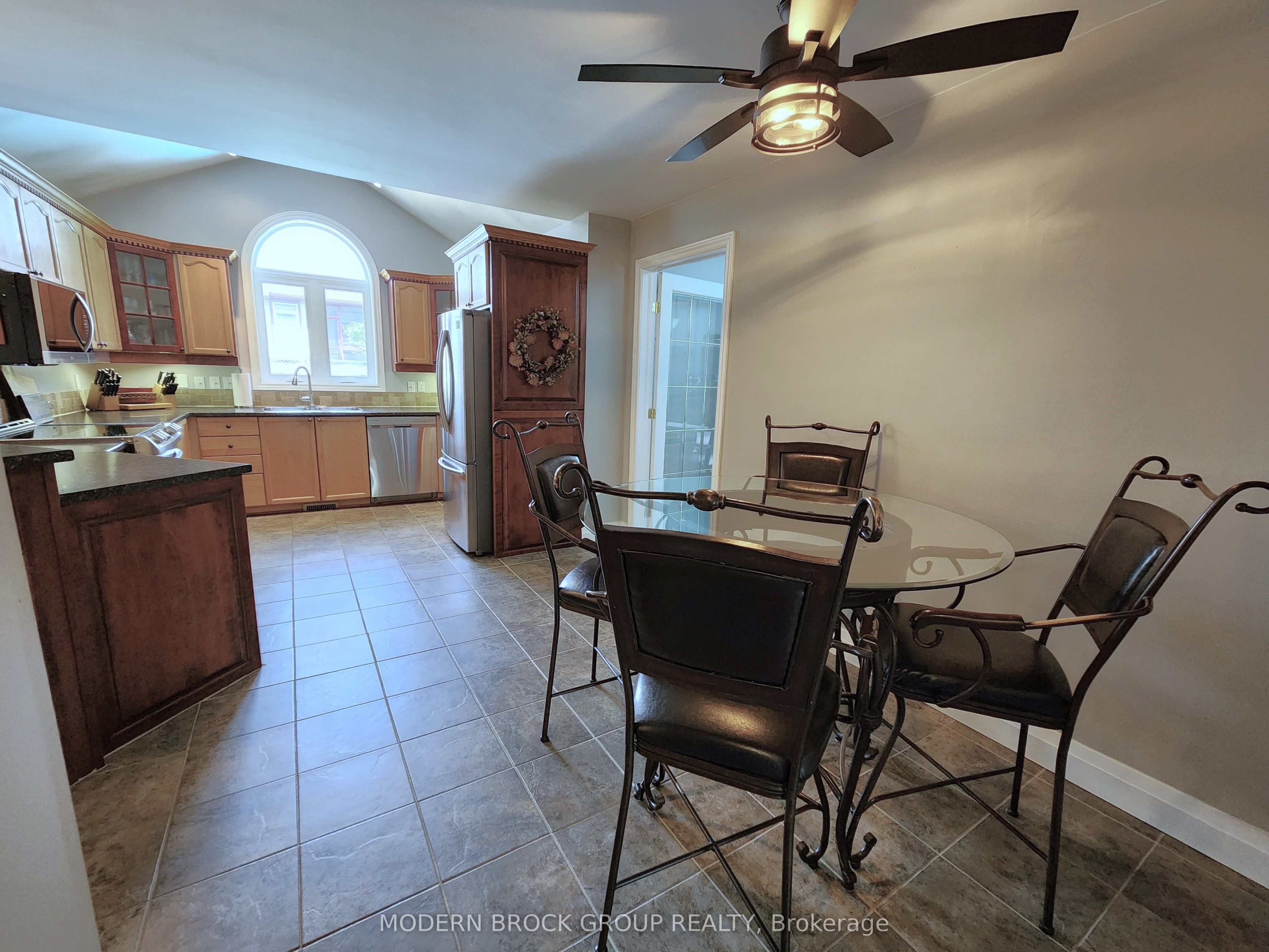 408 Pearl Street W Property Photo 13