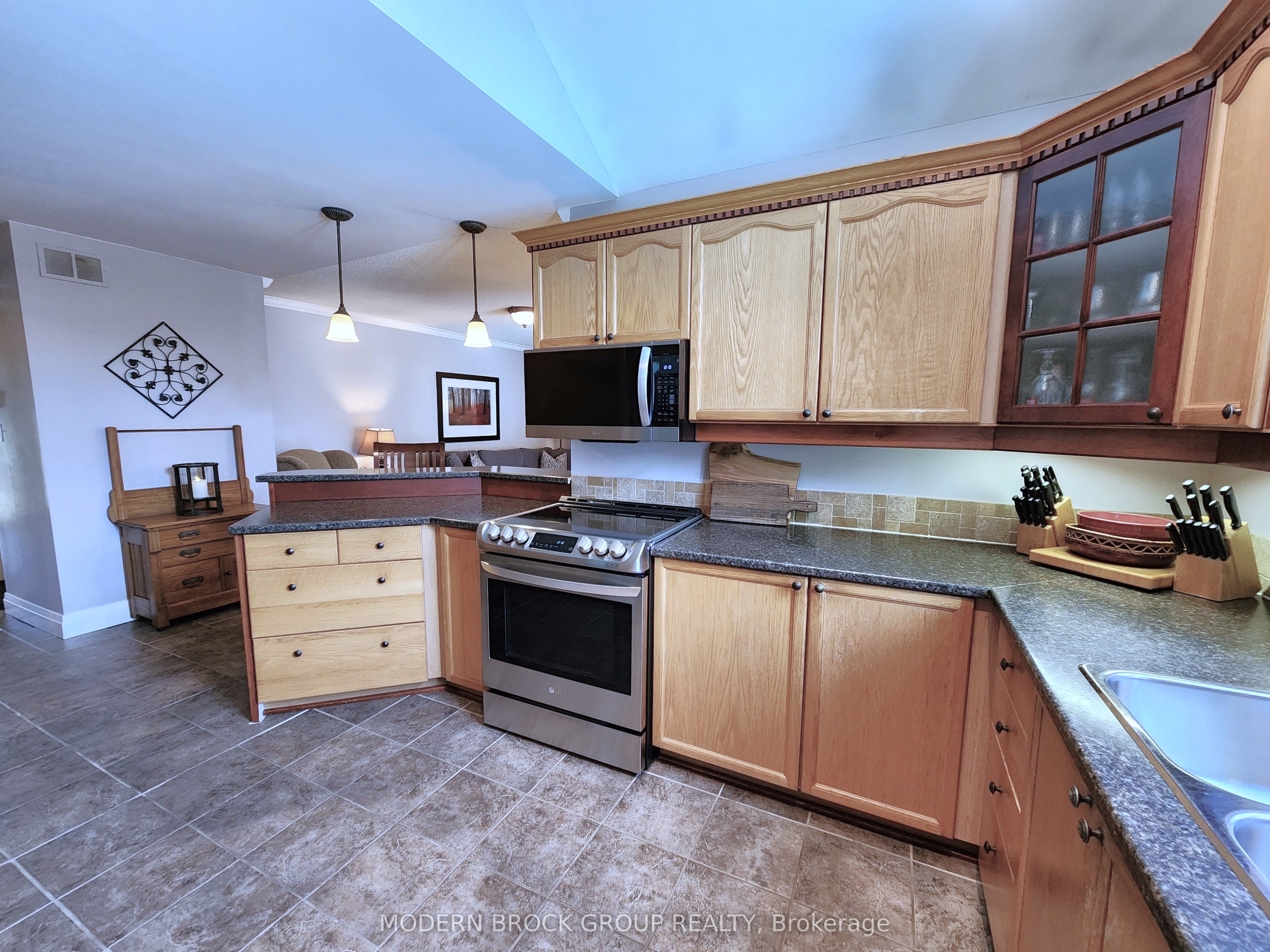 408 Pearl Street W Property Photo 16
