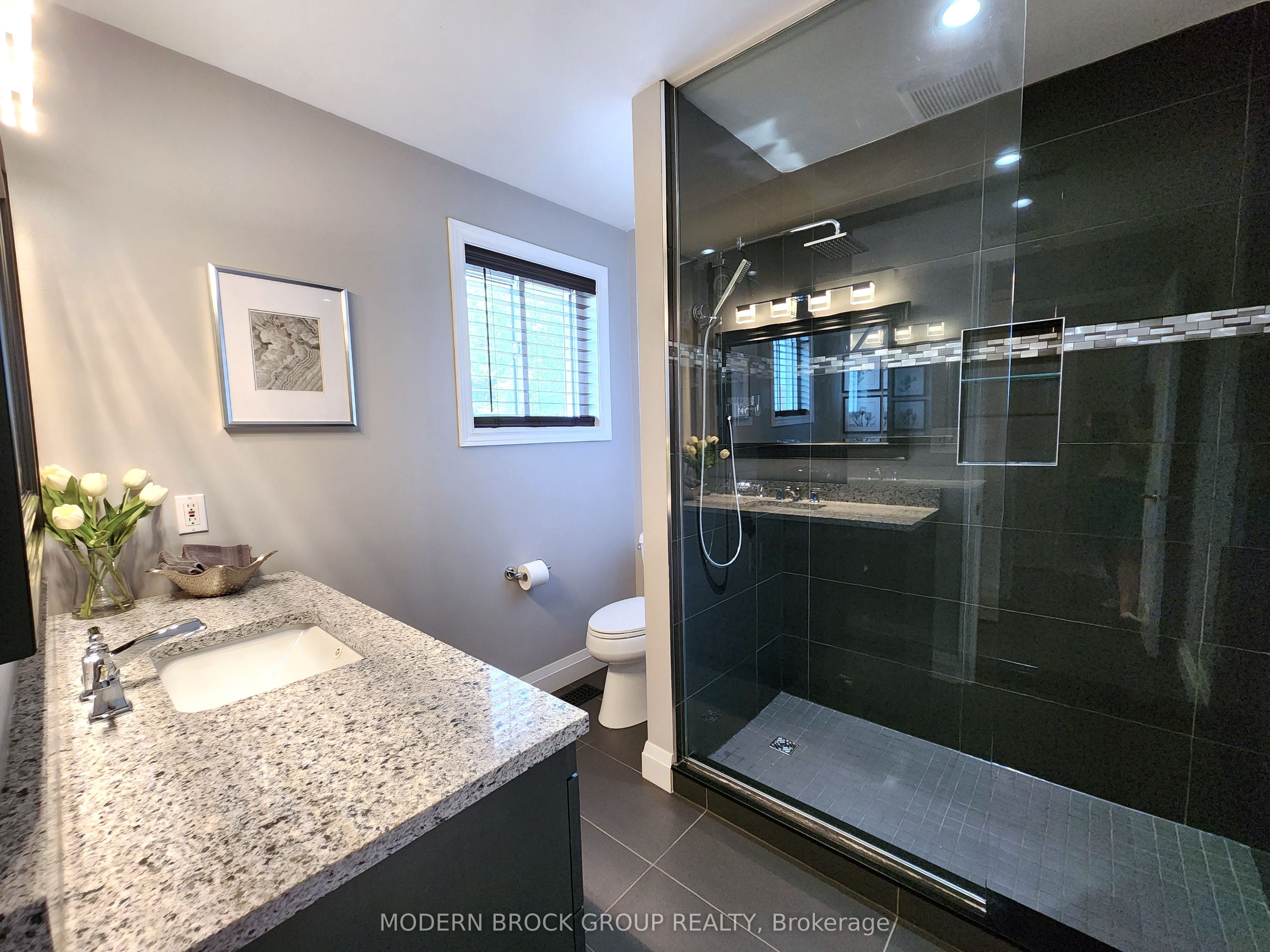 408 Pearl Street W Property Photo 32