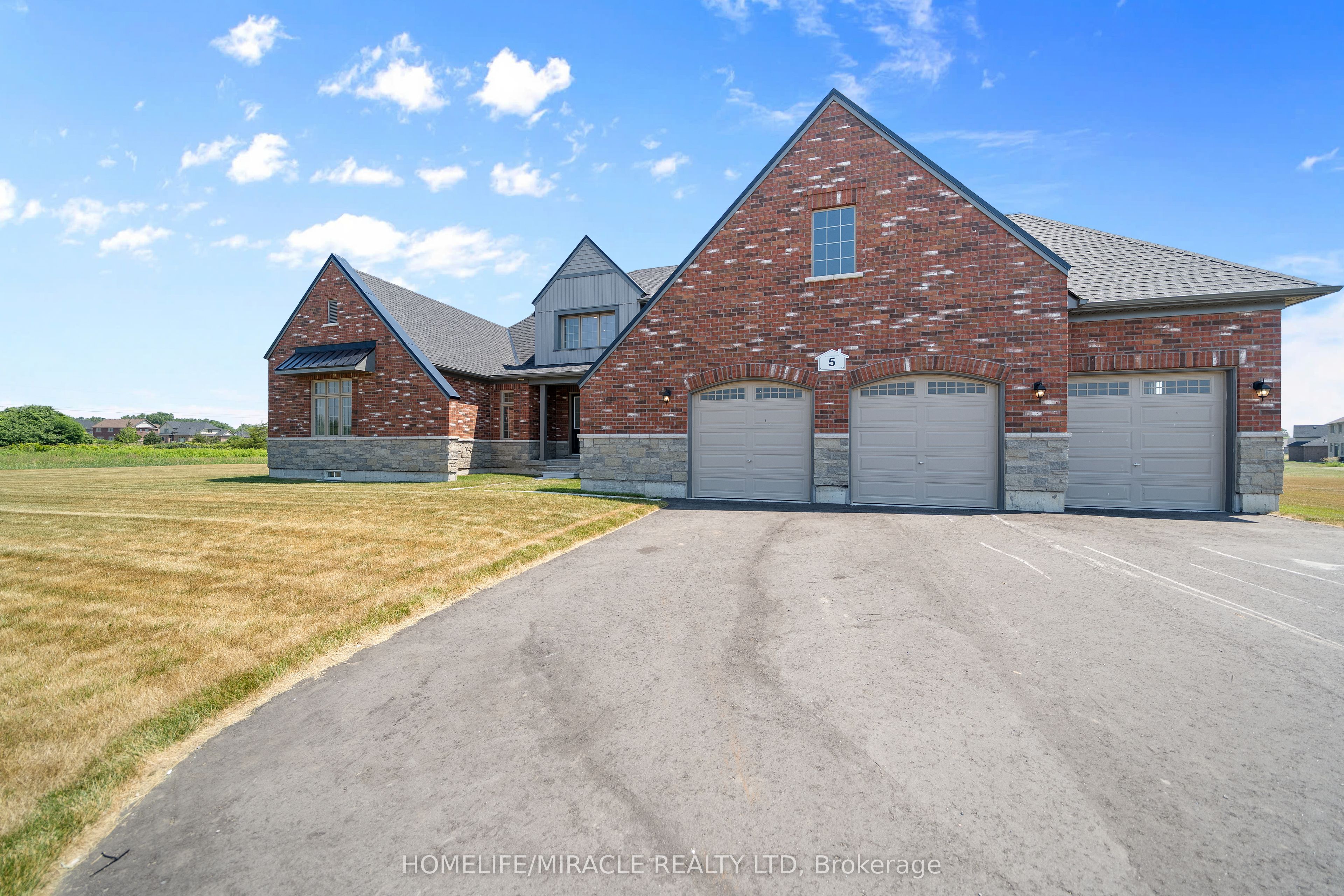 5 Skyvue Crescent Property Photo 1