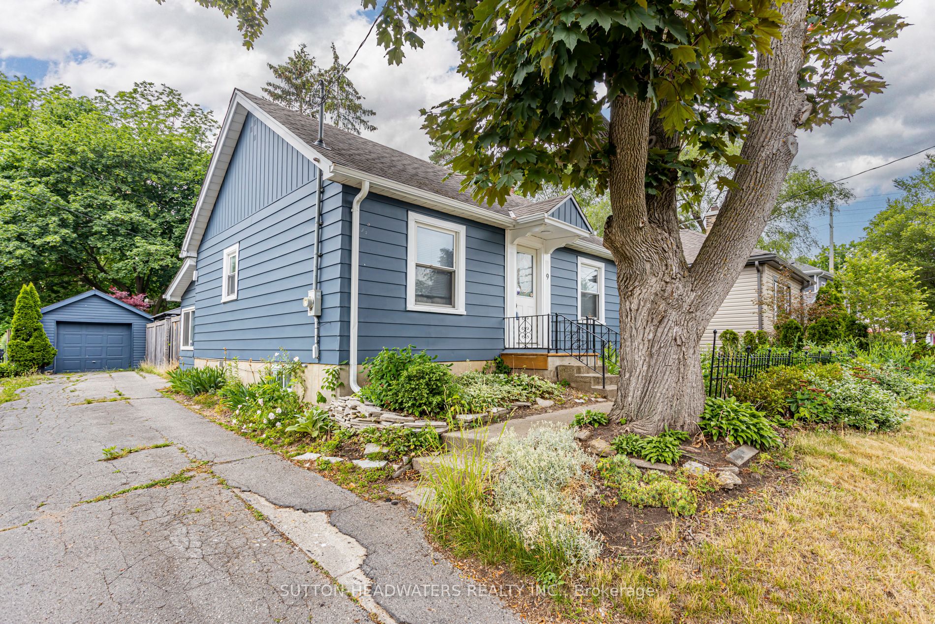 9 FORWARD Avenue Property Photo 1