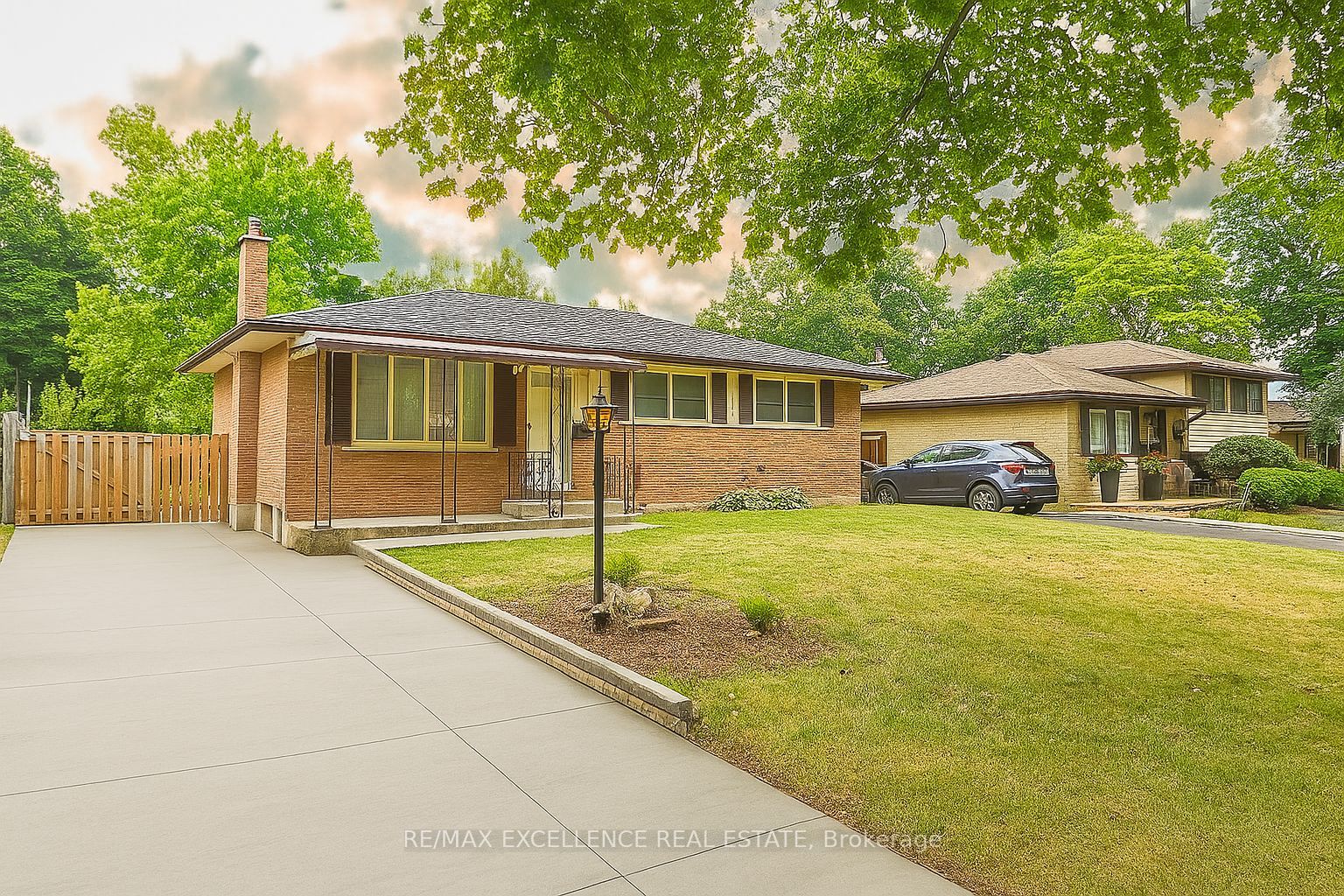 92 Cayuga Crescent Property Photo 1