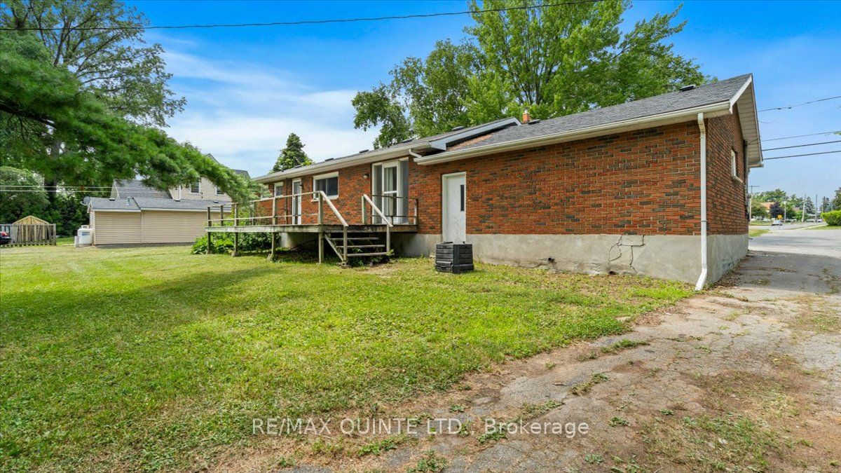 507 Dundas Street W Property Photo 4