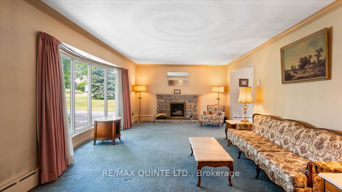 507 Dundas Street W Property Photo 9