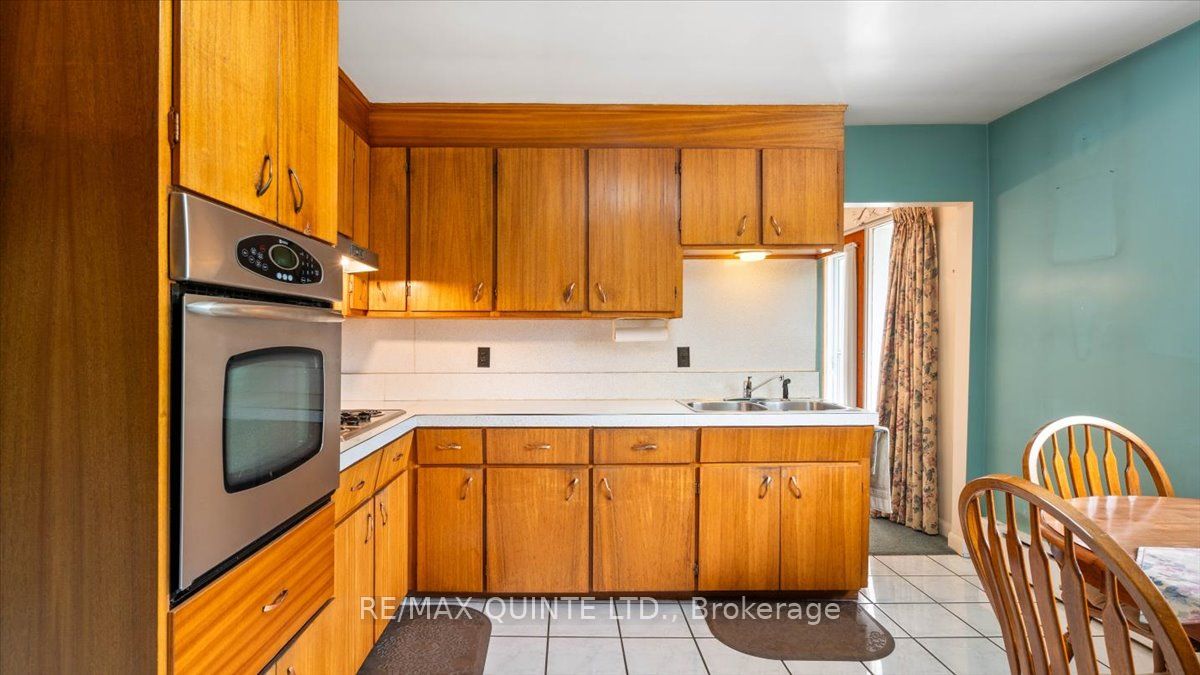 507 Dundas Street W Property Photo 15