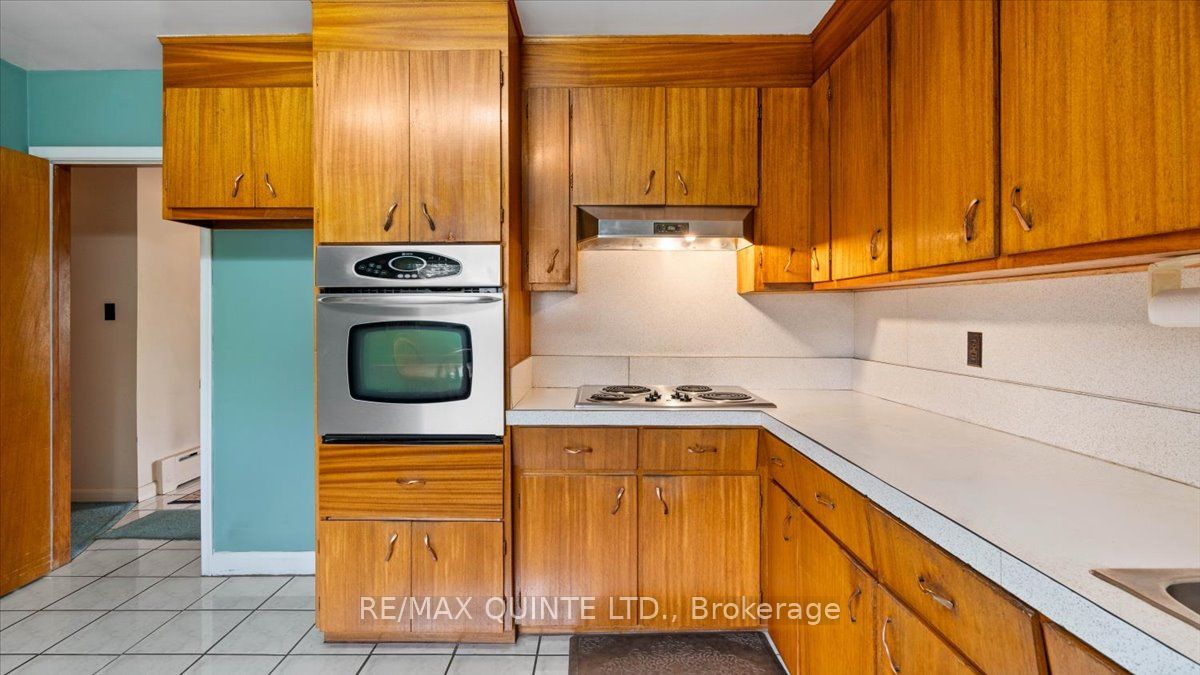 507 Dundas Street W Property Photo 16