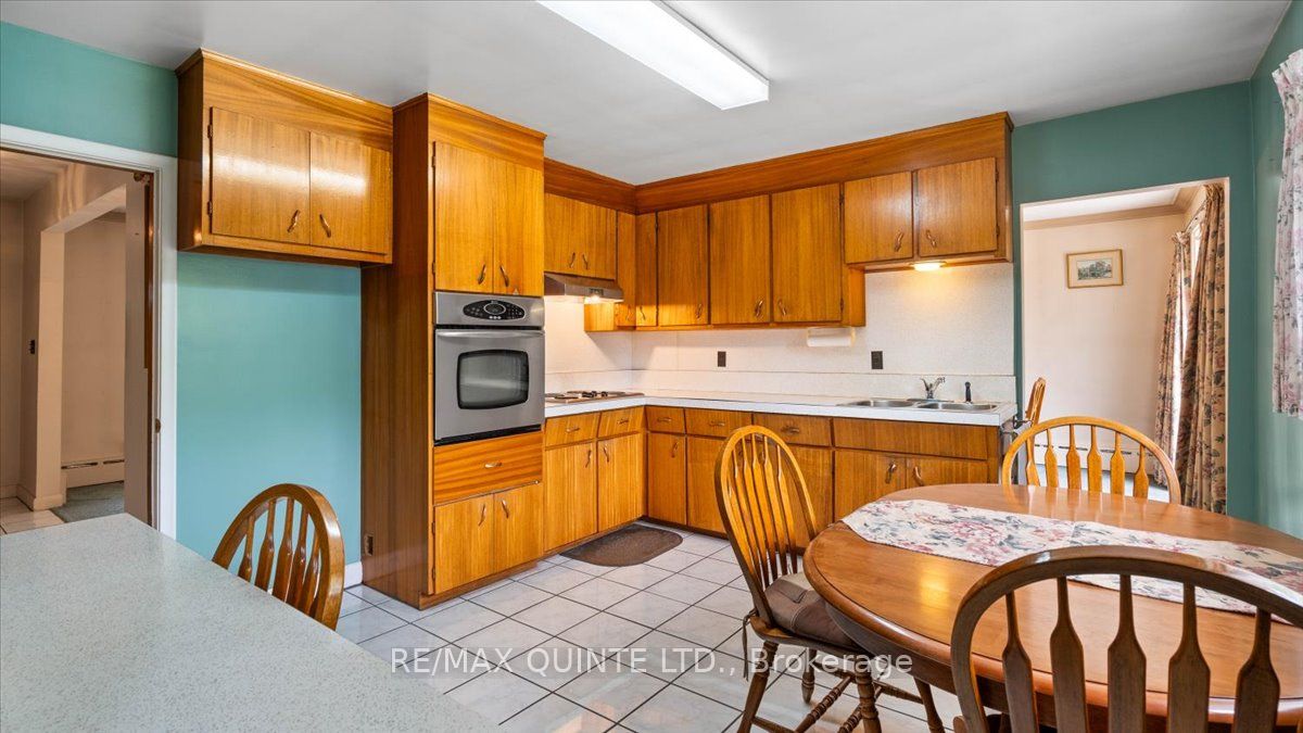 507 Dundas Street W Property Photo 17