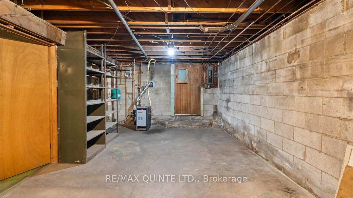 507 Dundas Street W Property Photo 37