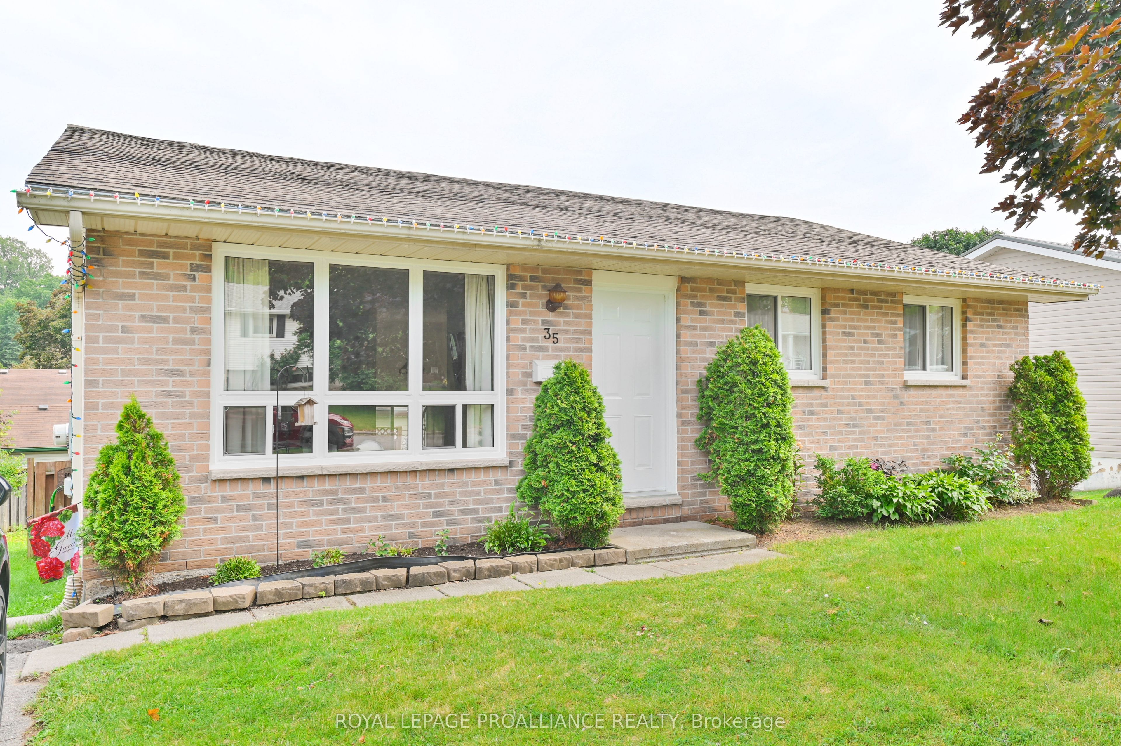 35 Van Alstine Dr Property Photo 1