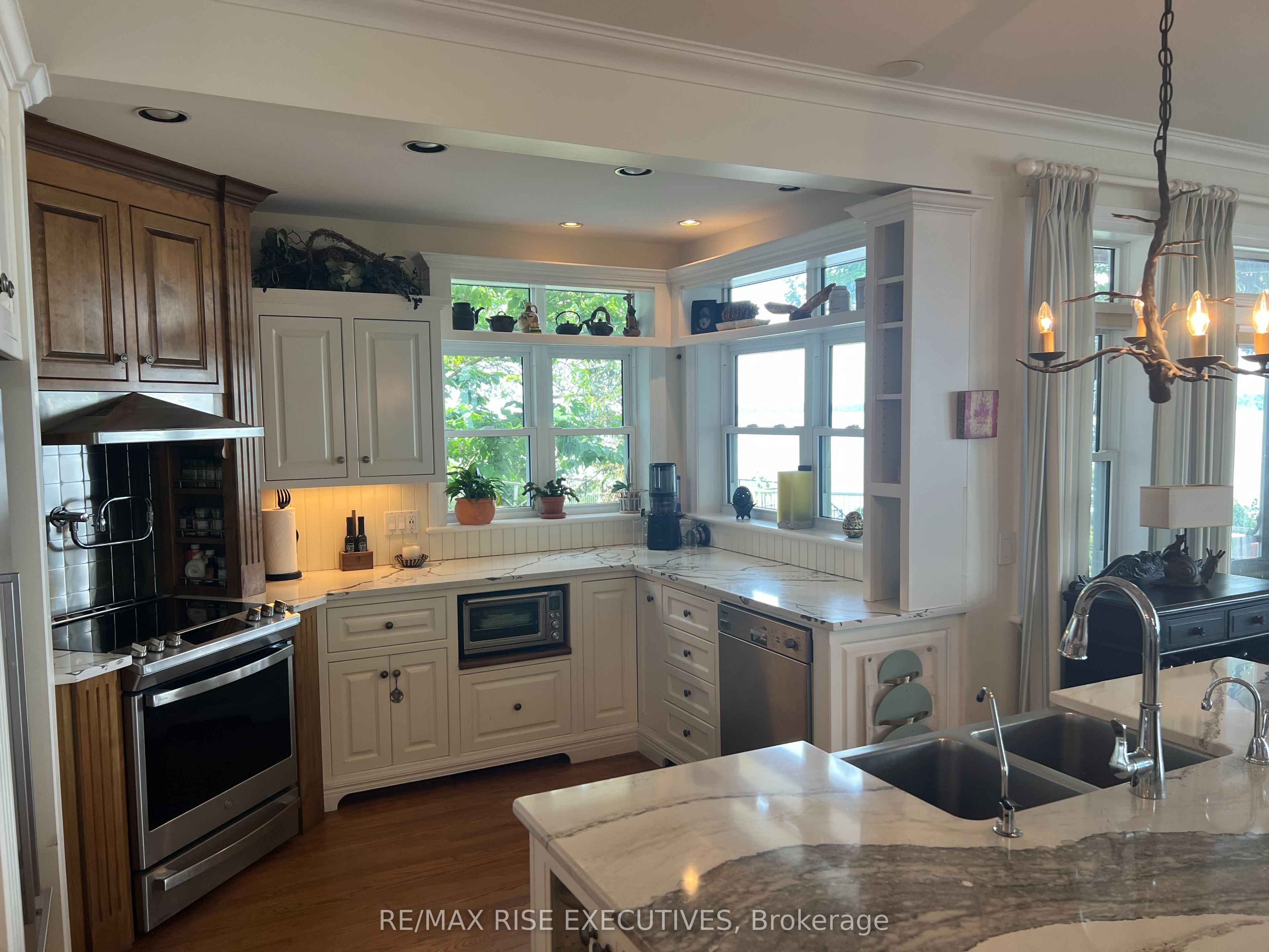 105 Fraser Lane Property Photo 8