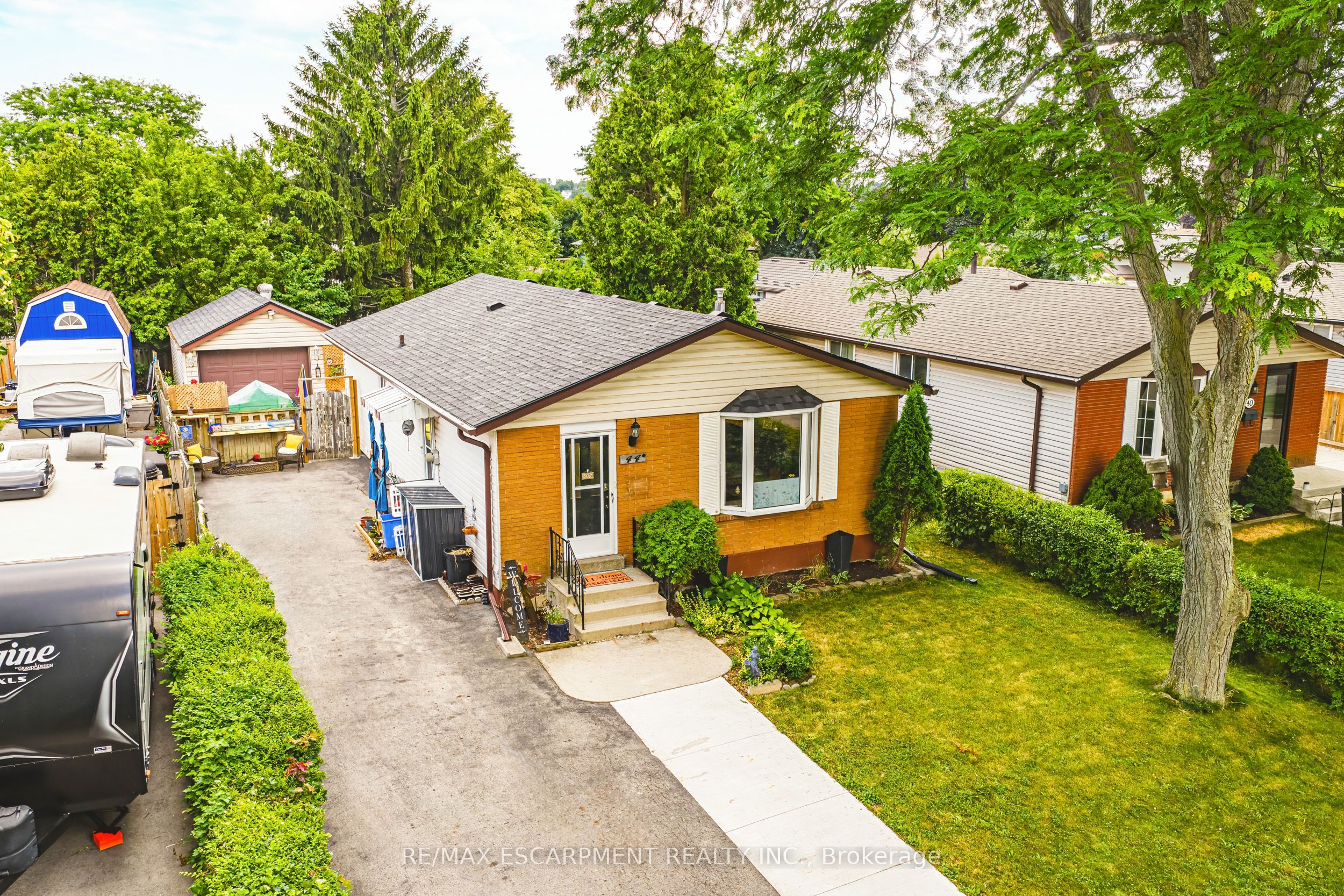 44 Billington Cres Property Photo 1