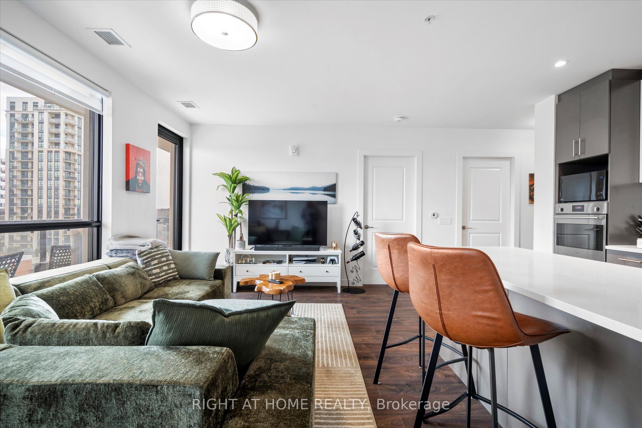 181 King Street S 806 Property Photo 9