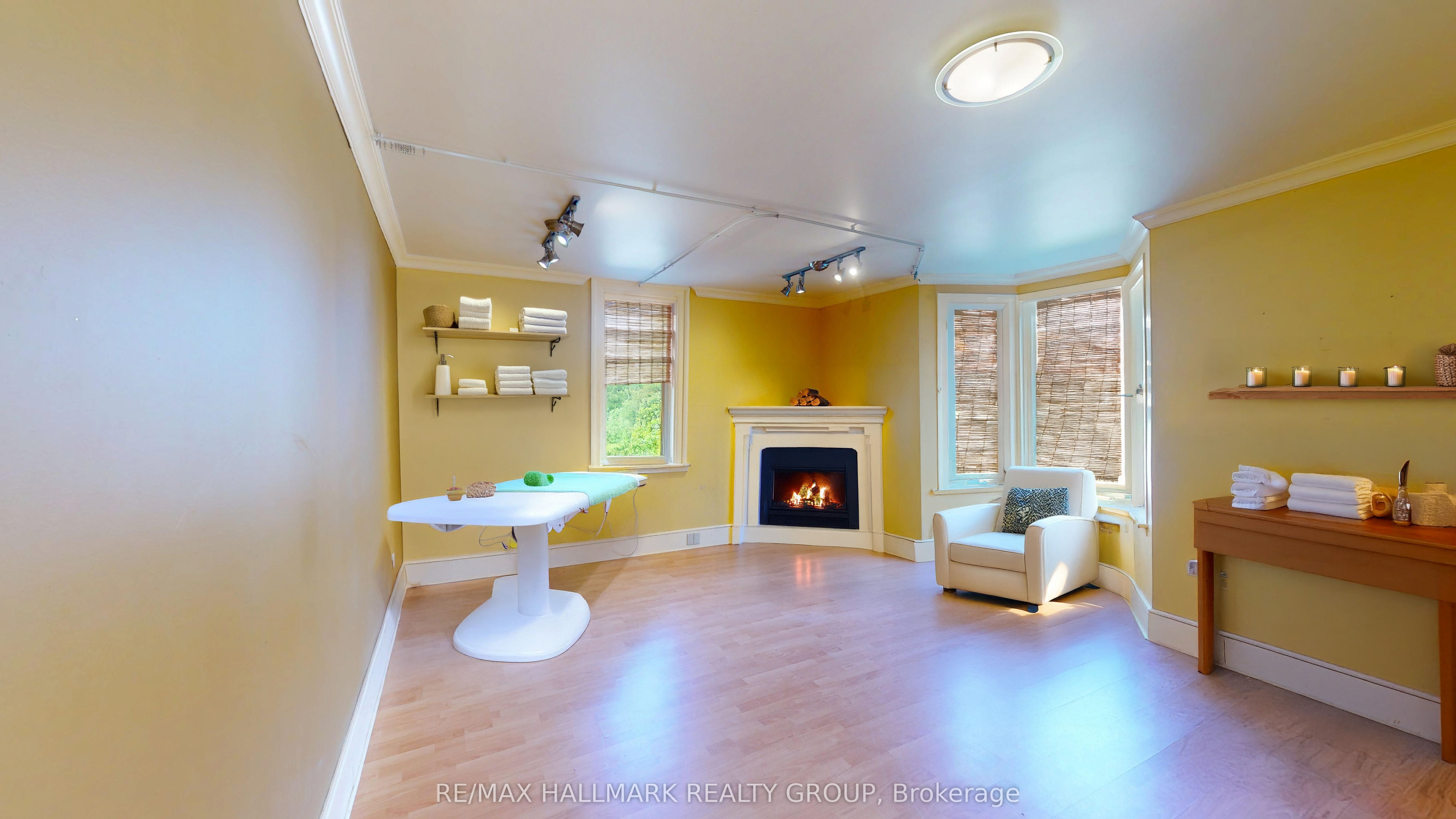 10 Wellington Street E Property Photo 35