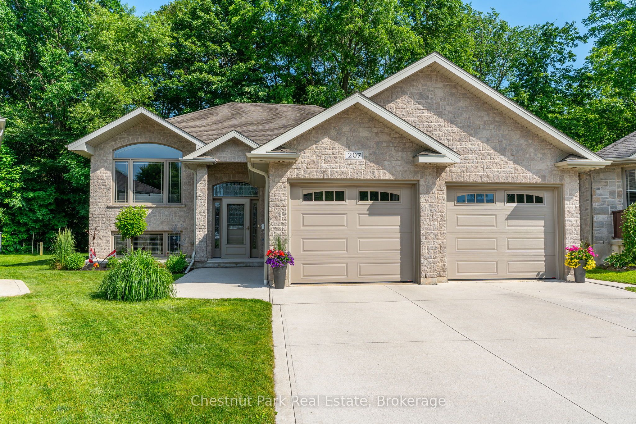 207 2nd Street W Property Photo 1