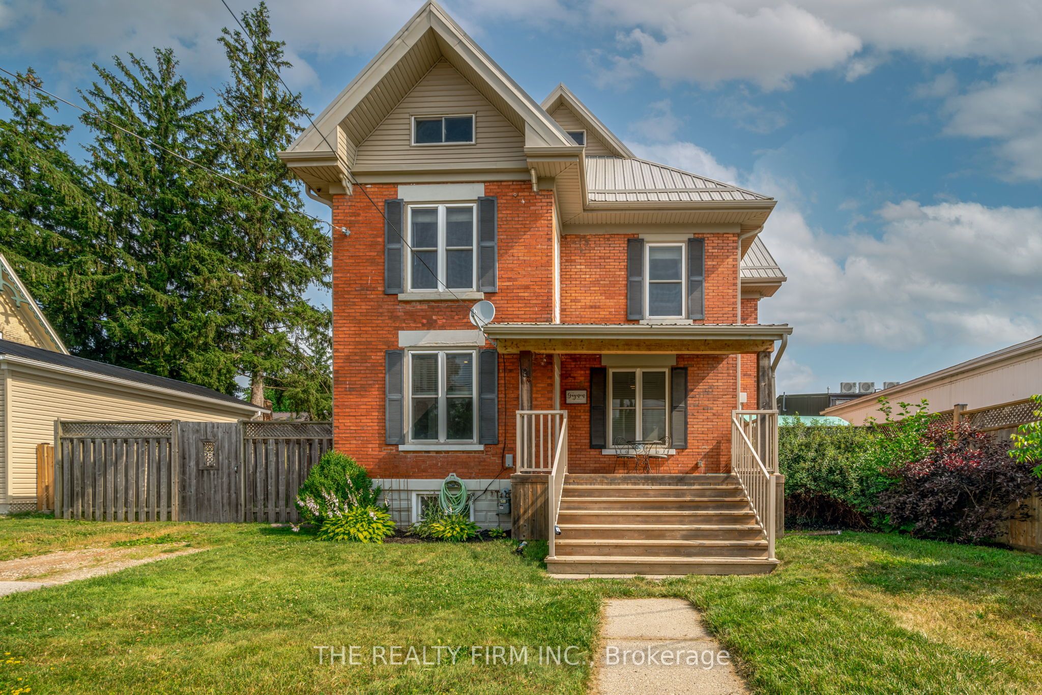 9 Walnut St W Property Photo 1