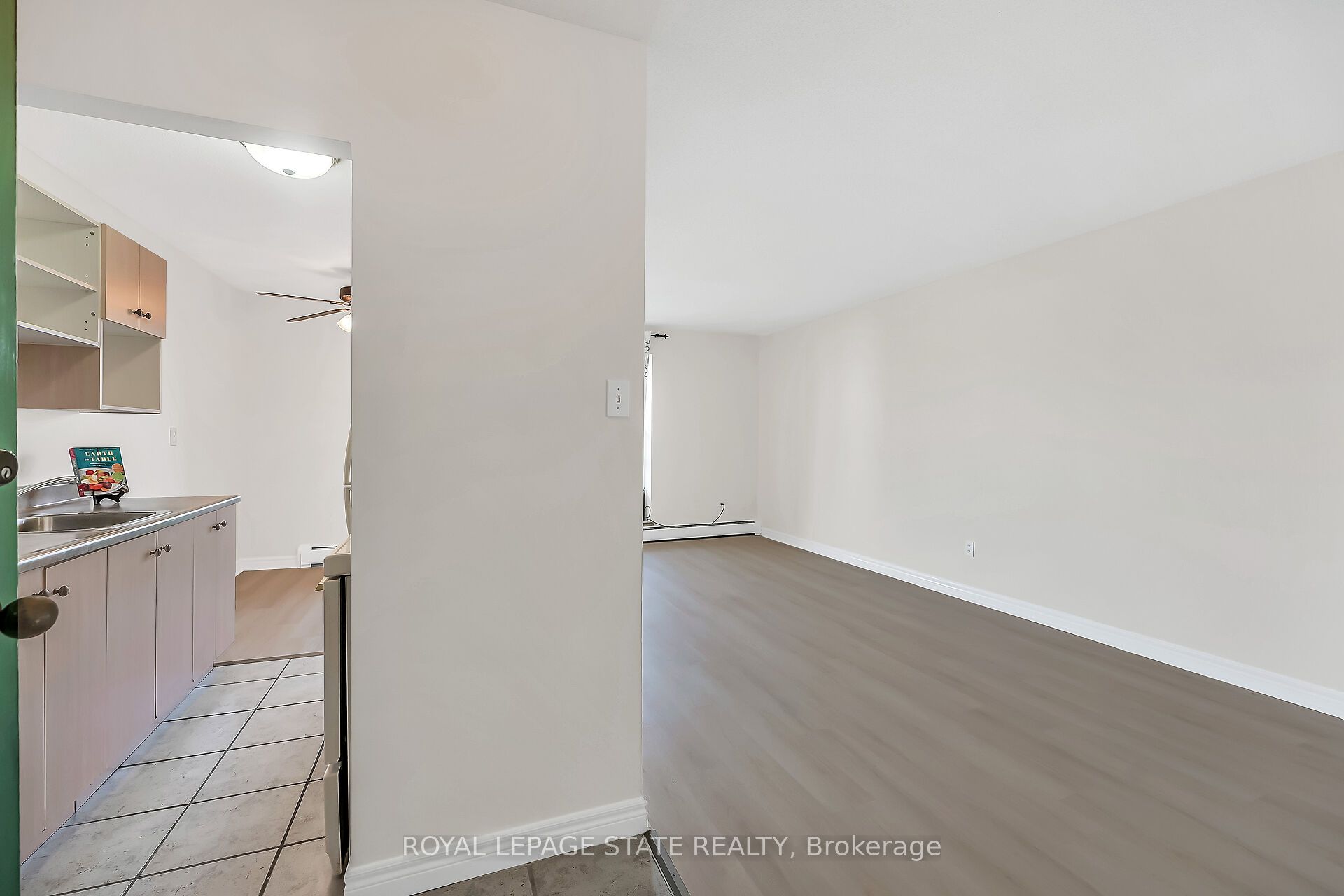 81 Charlton Avenue E 702 Property Photo 4
