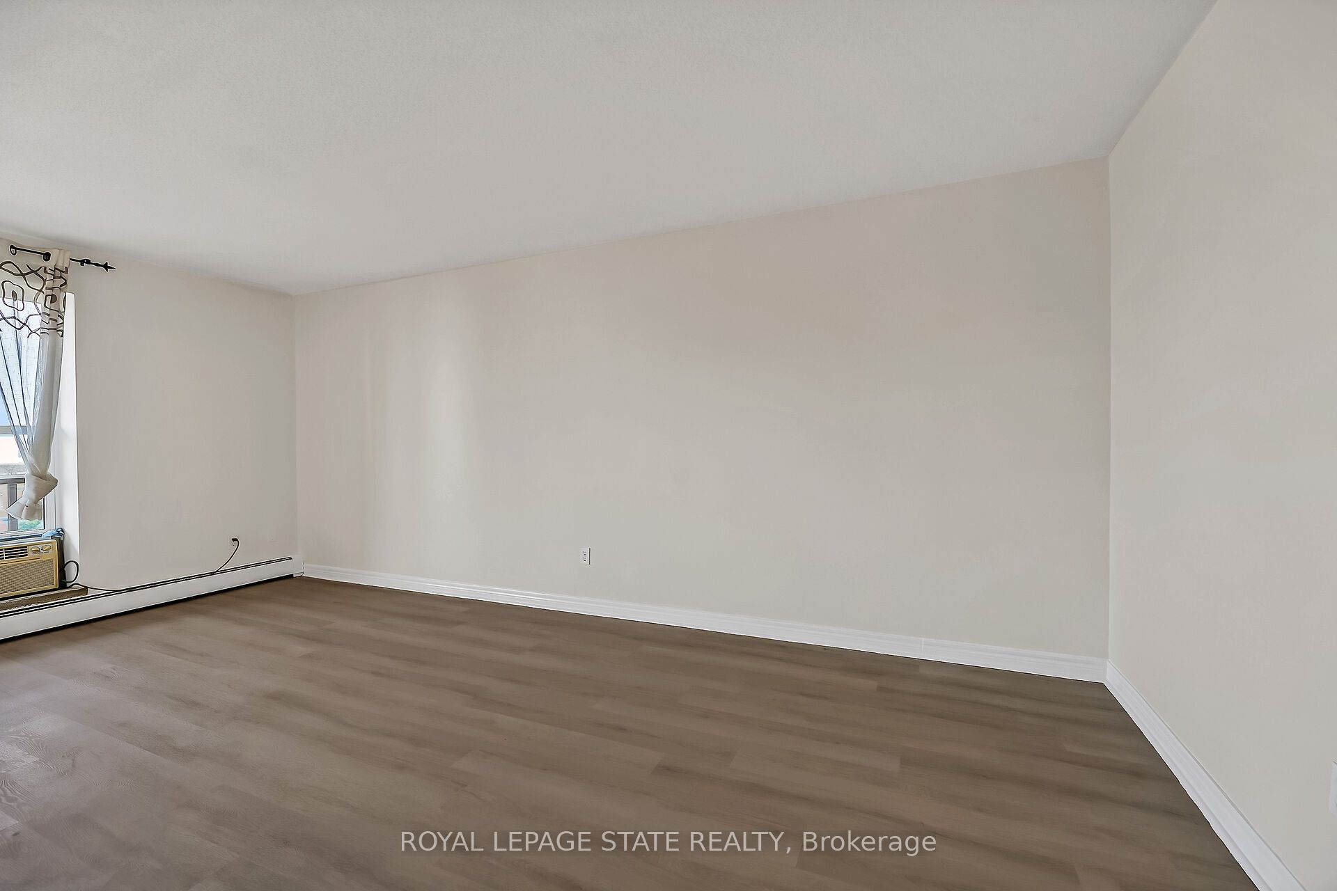 81 Charlton Avenue E 702 Property Photo 5