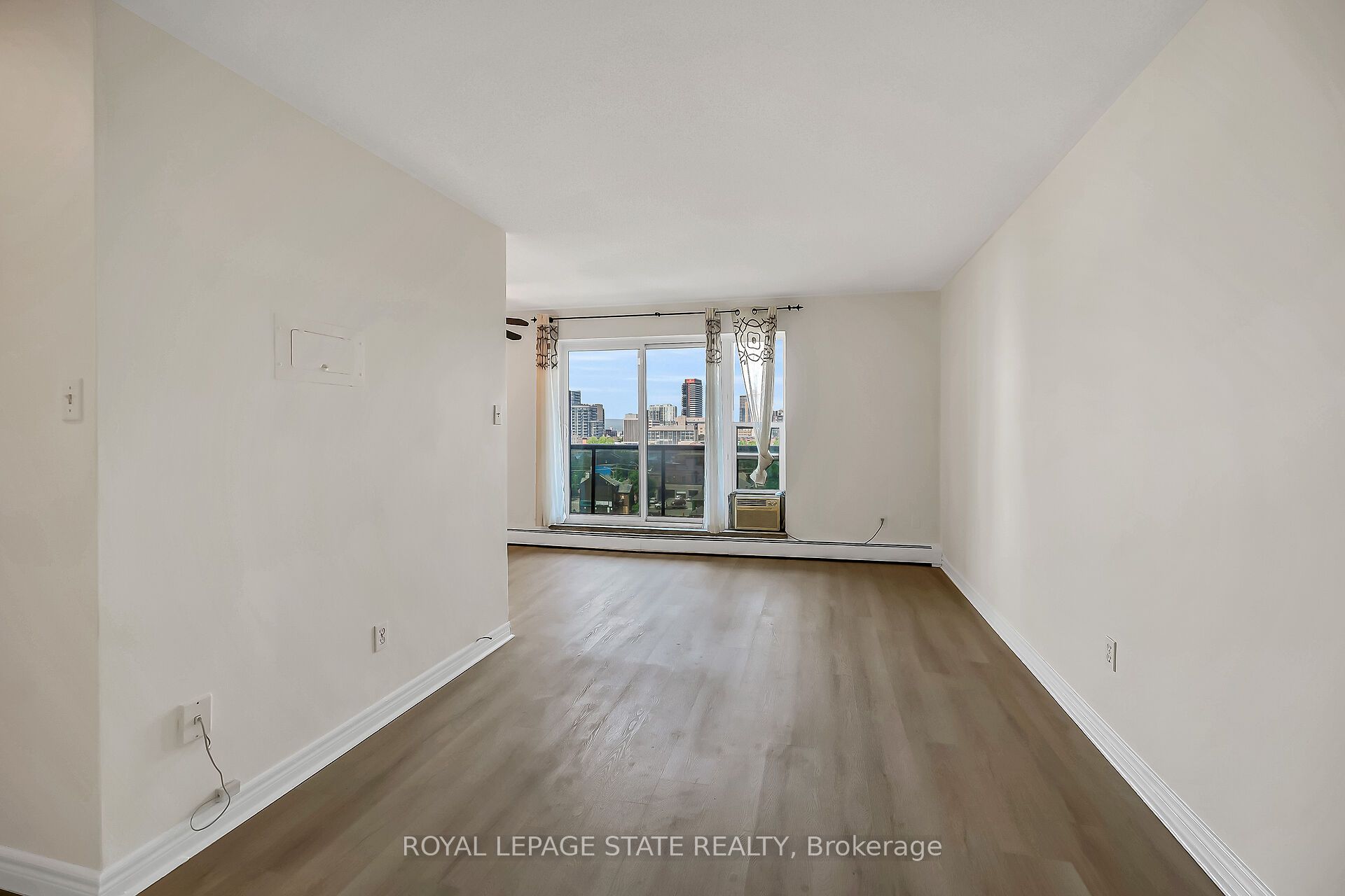 81 Charlton Avenue E 702 Property Photo 6