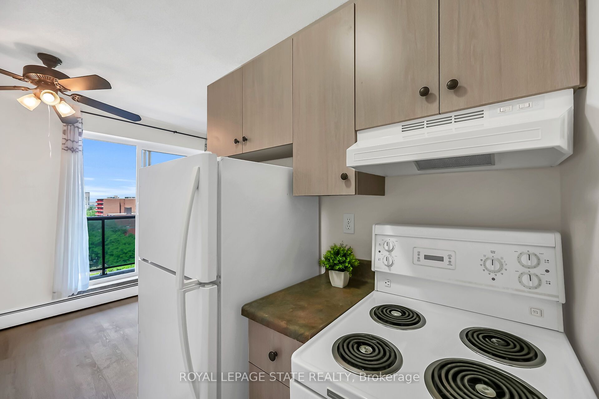 81 Charlton Avenue E 702 Property Photo 16