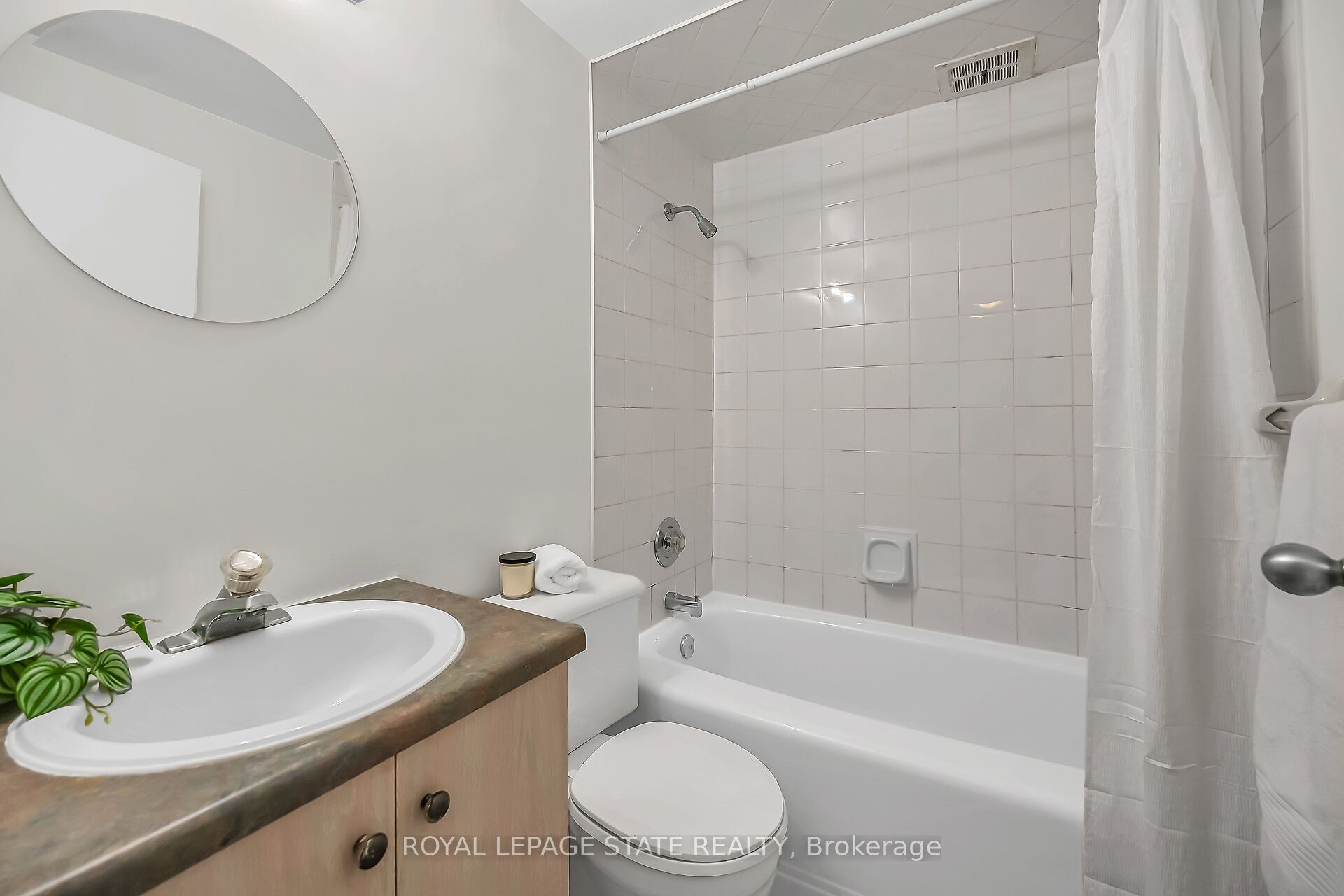 81 Charlton Avenue E 702 Property Photo 24