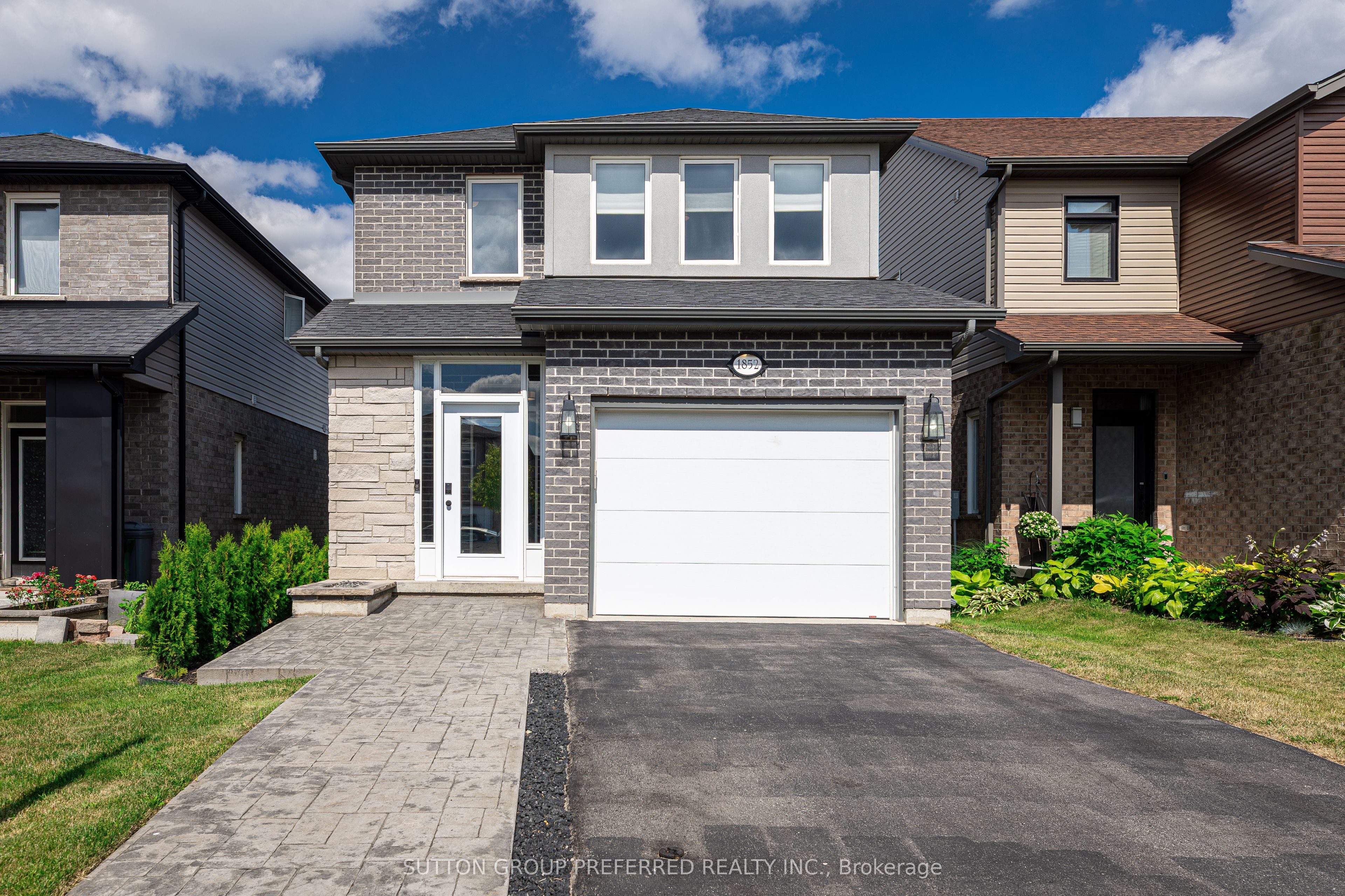 1852 Foxridge Crescent Property Photo 1