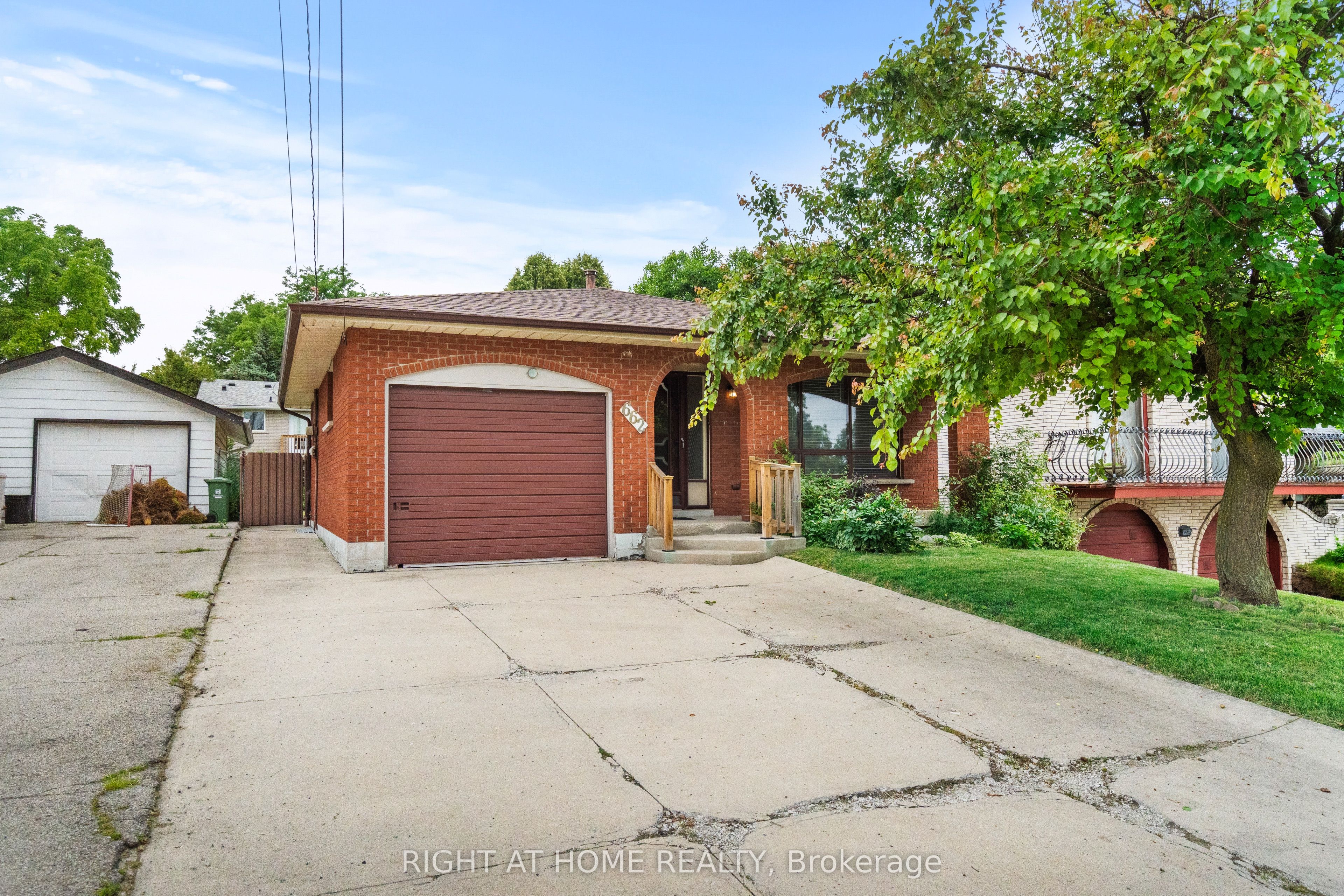 662 W 5th St Property Photo 1
