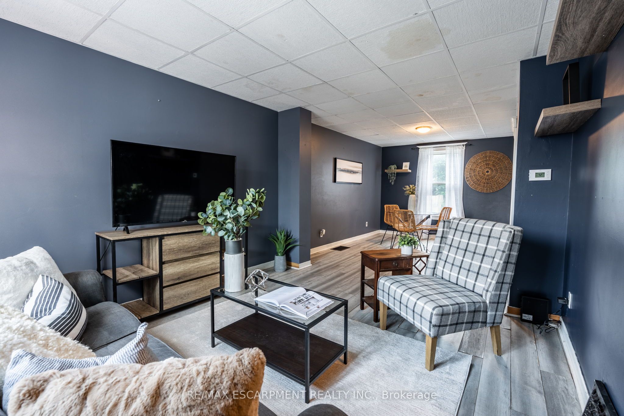 52 Connaught Avenue N Property Photo 3