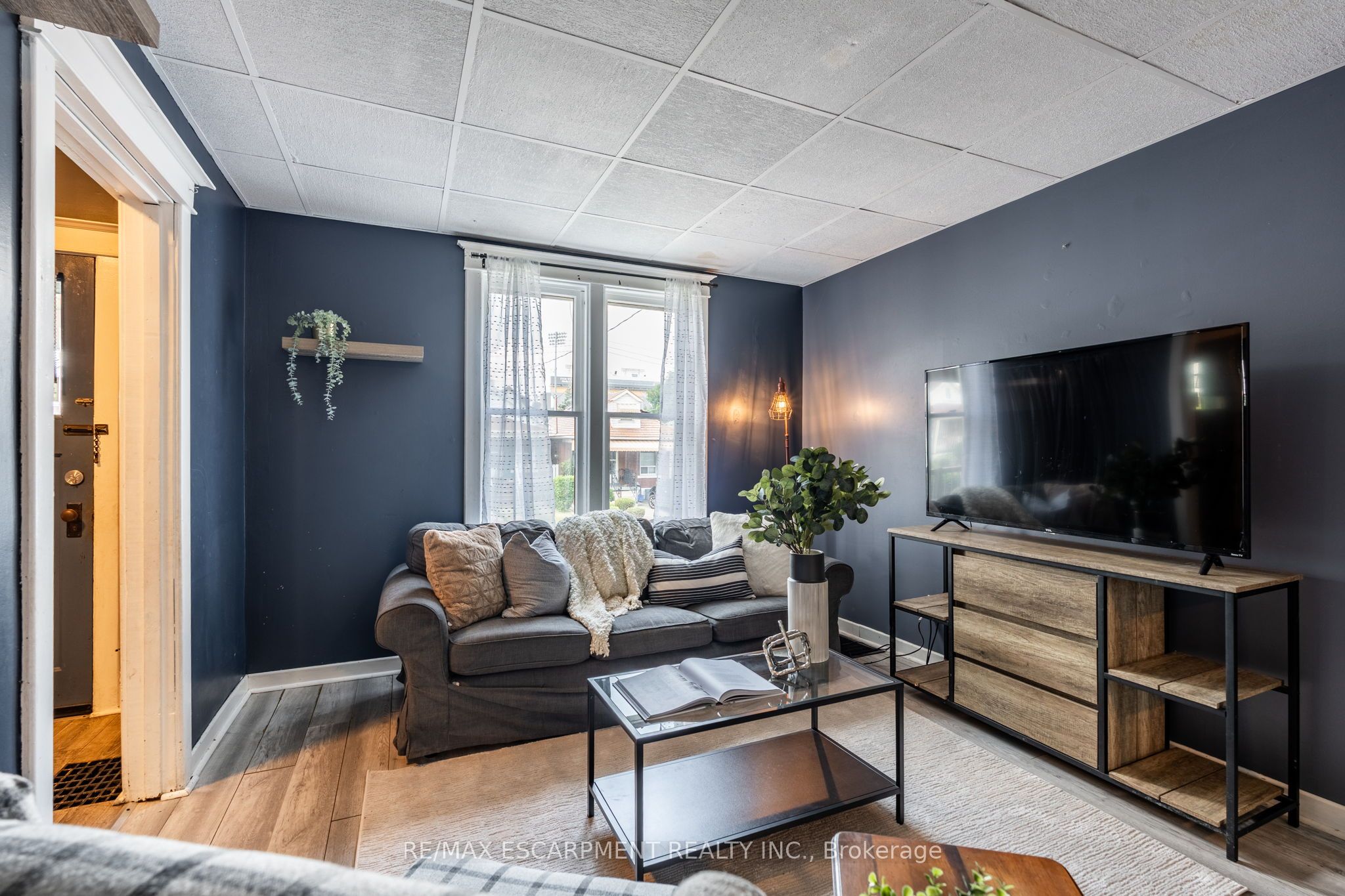 52 Connaught Avenue N Property Photo 4