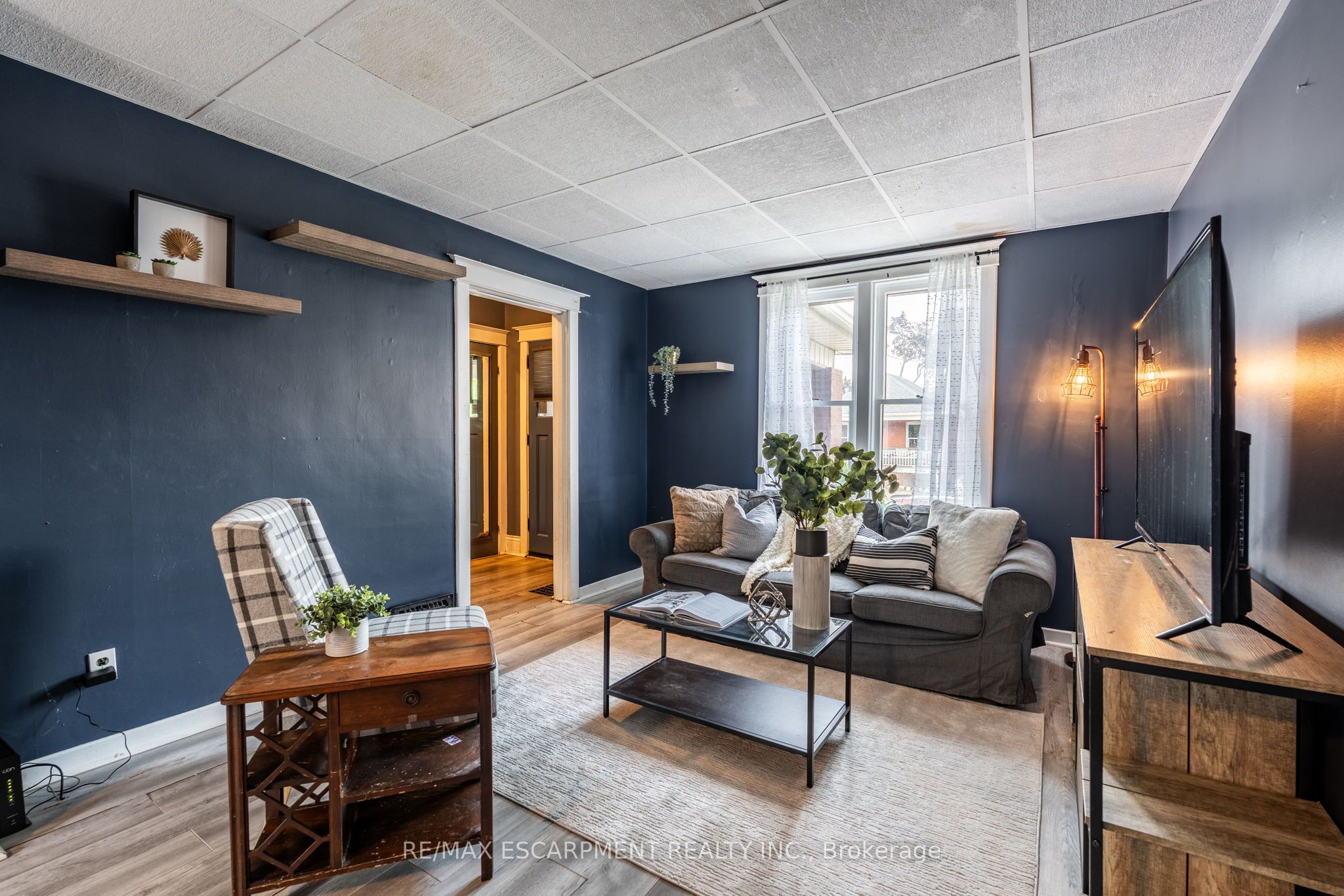 52 Connaught Avenue N Property Photo 6