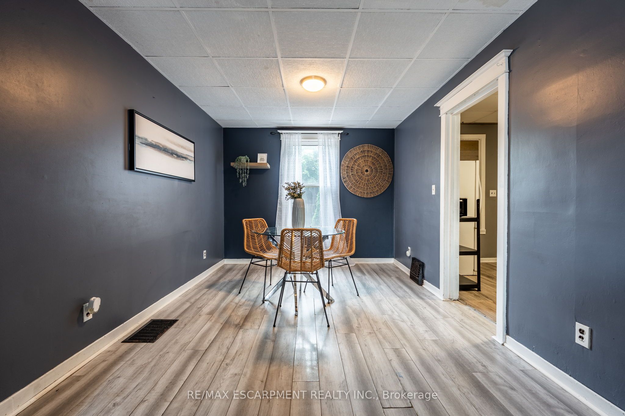 52 Connaught Avenue N Property Photo 7
