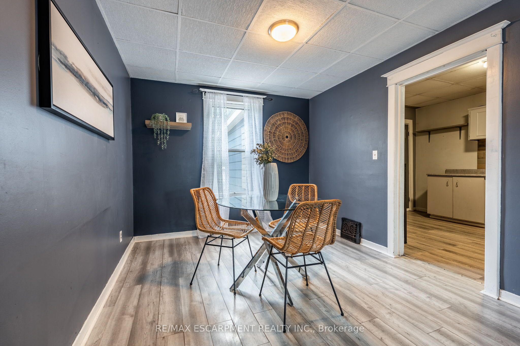 52 Connaught Avenue N Property Photo 8