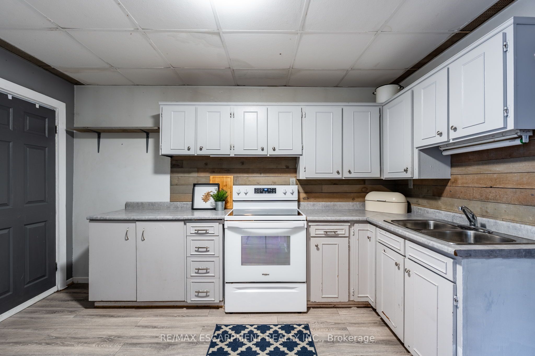 52 Connaught Avenue N Property Photo 10