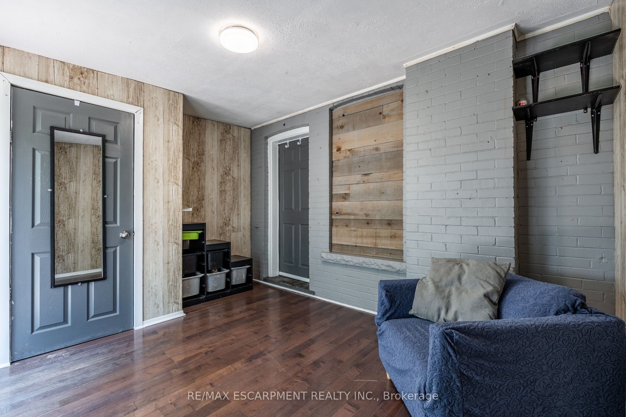 52 Connaught Avenue N Property Photo 14