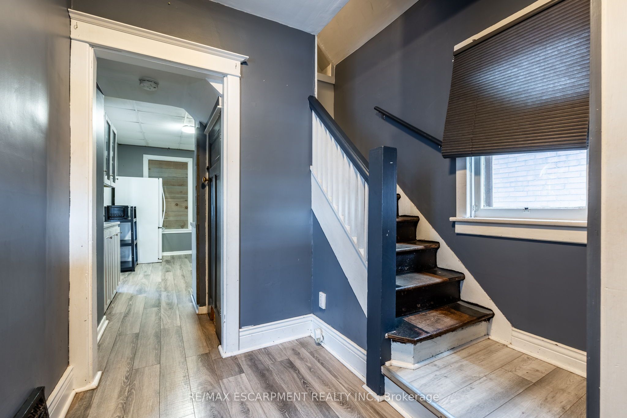 52 Connaught Avenue N Property Photo 16