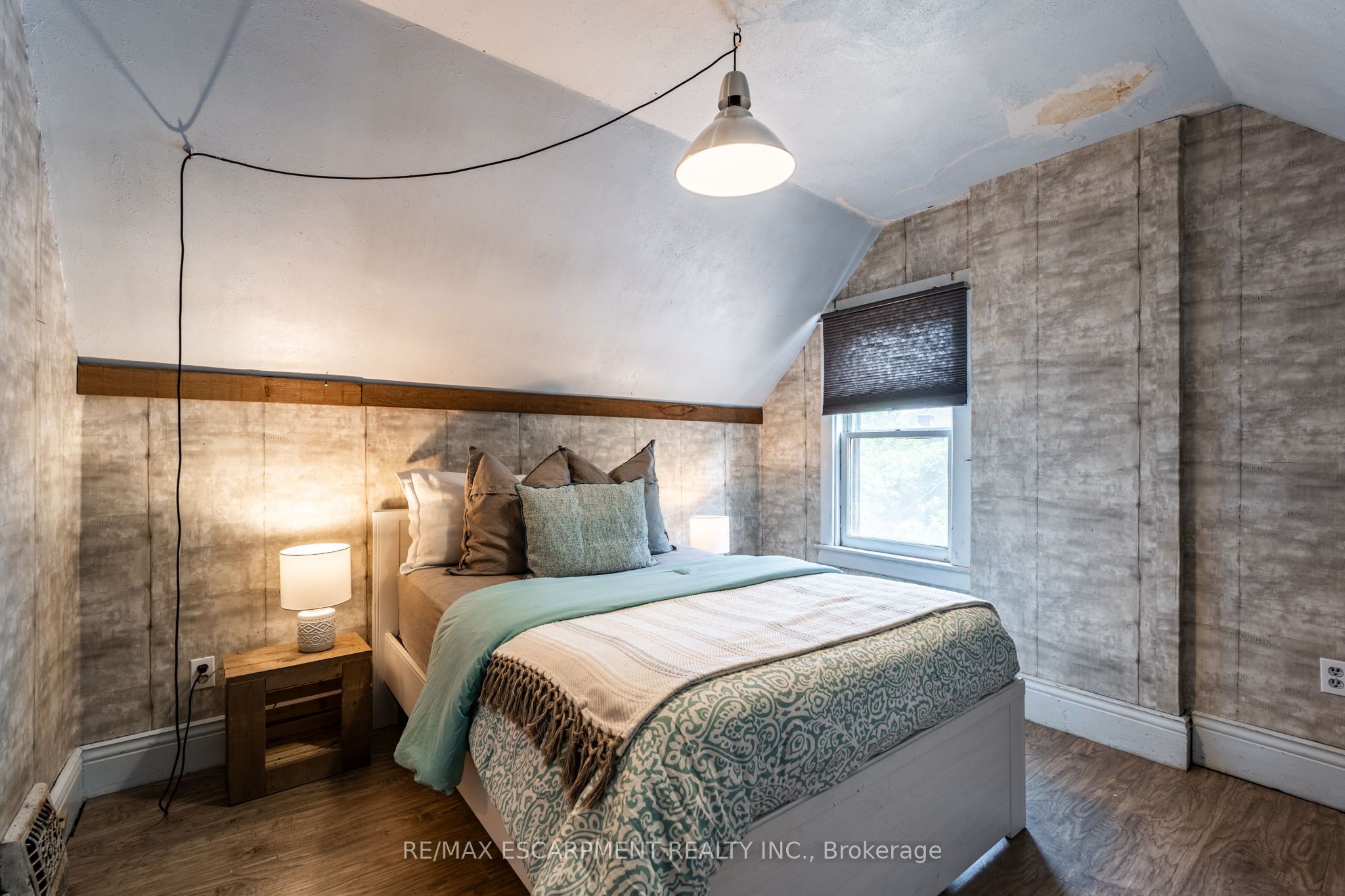 52 Connaught Avenue N Property Photo 18