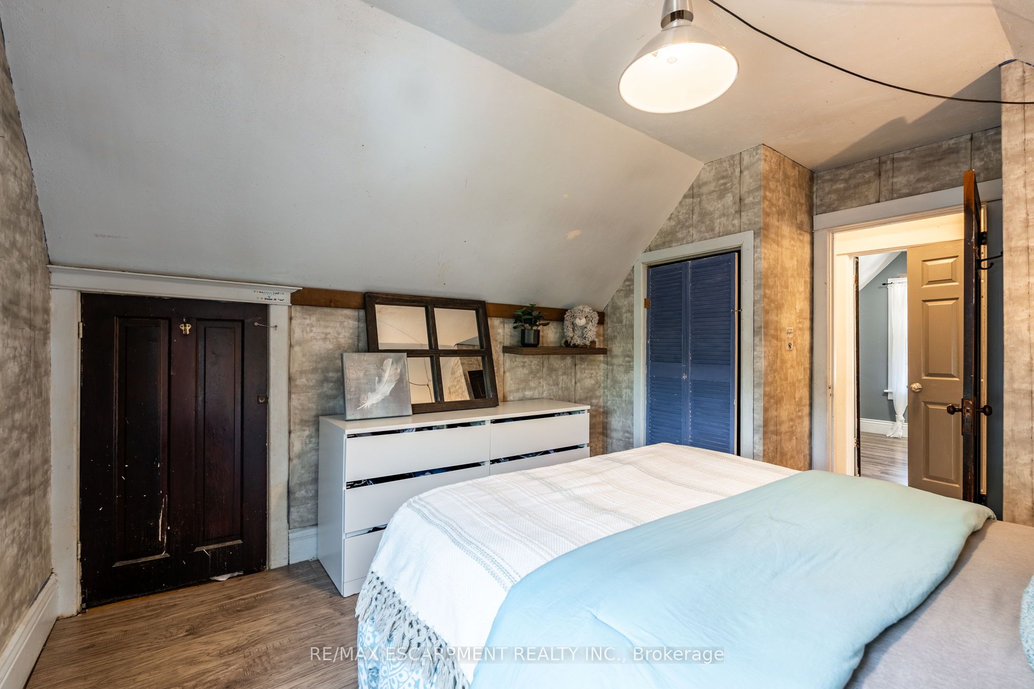 52 Connaught Avenue N Property Photo 19