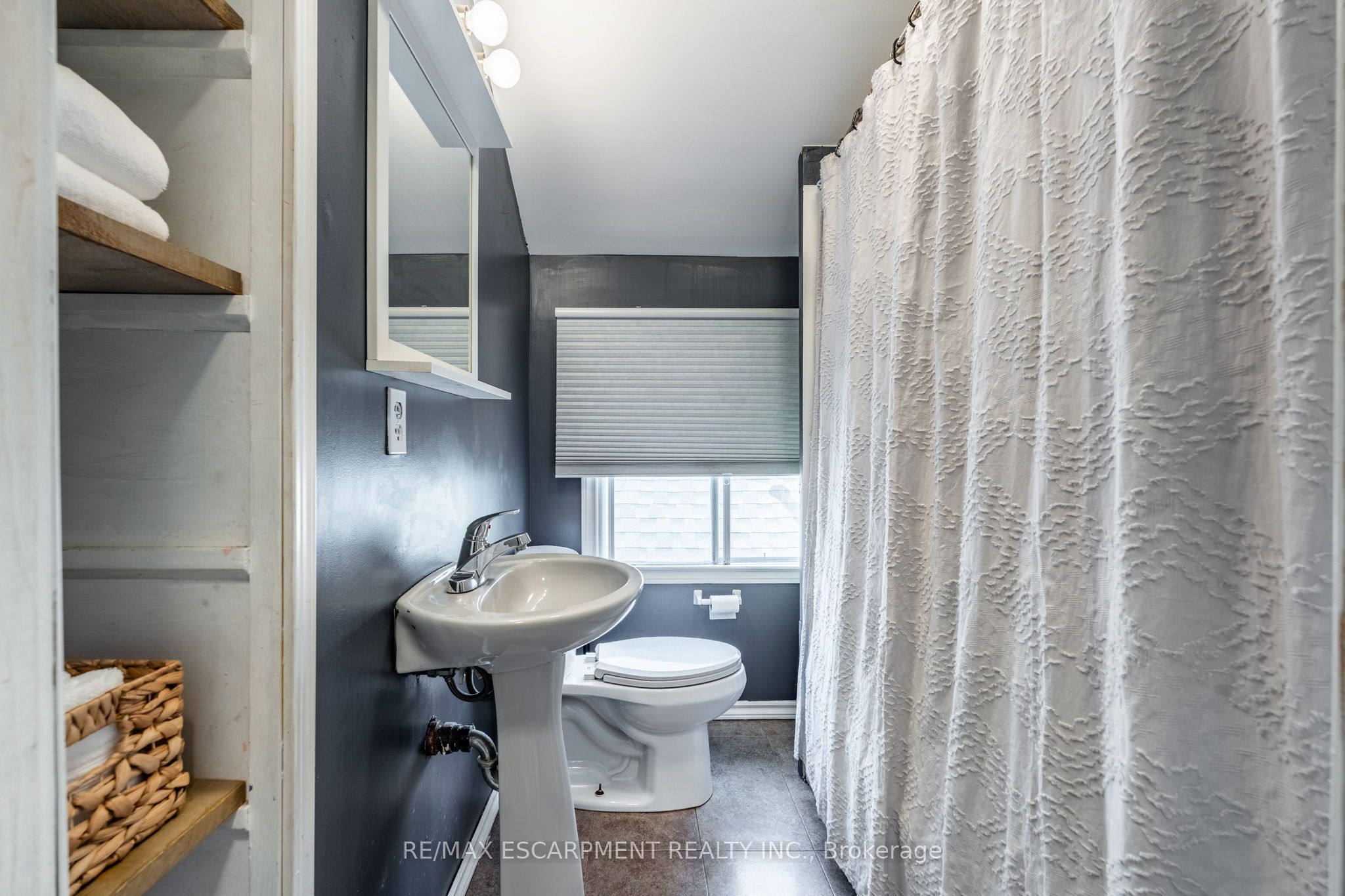 52 Connaught Avenue N Property Photo 20