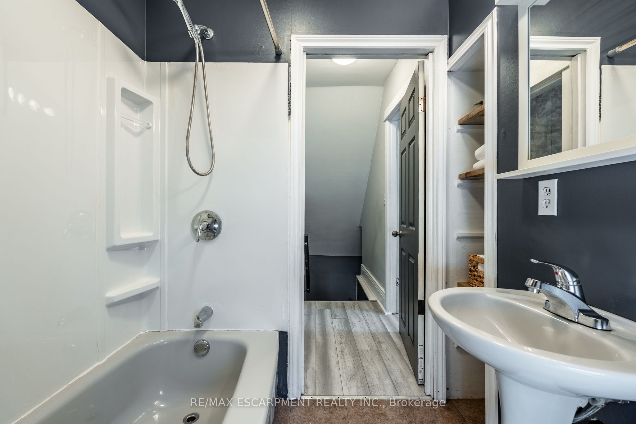 52 Connaught Avenue N Property Photo 22