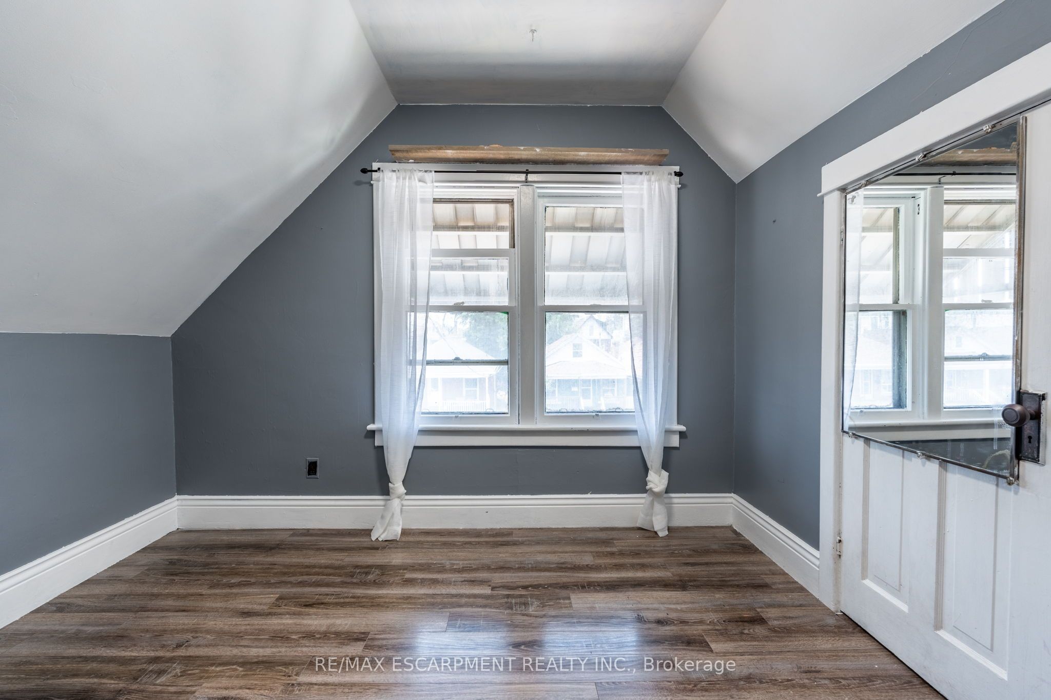 52 Connaught Avenue N Property Photo 24